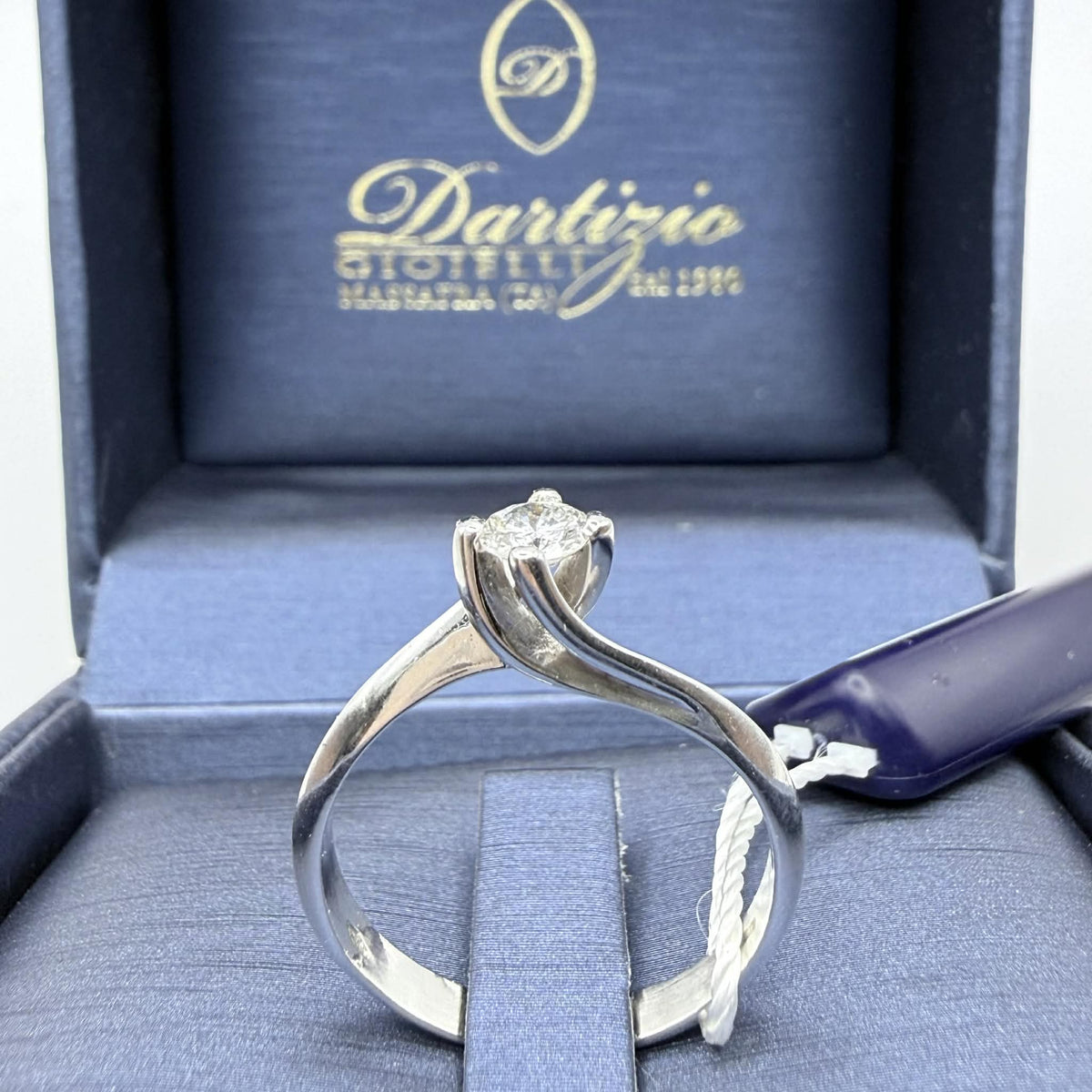 Anello Solitario in Oro 18KT 18KT e Diamante Ct. 0,30 G-IF