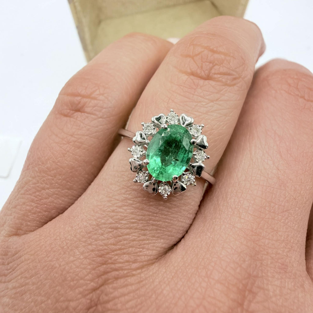 Anello a Rosetta Donna Oro 18KT con Smeraldo Ct. 1,20