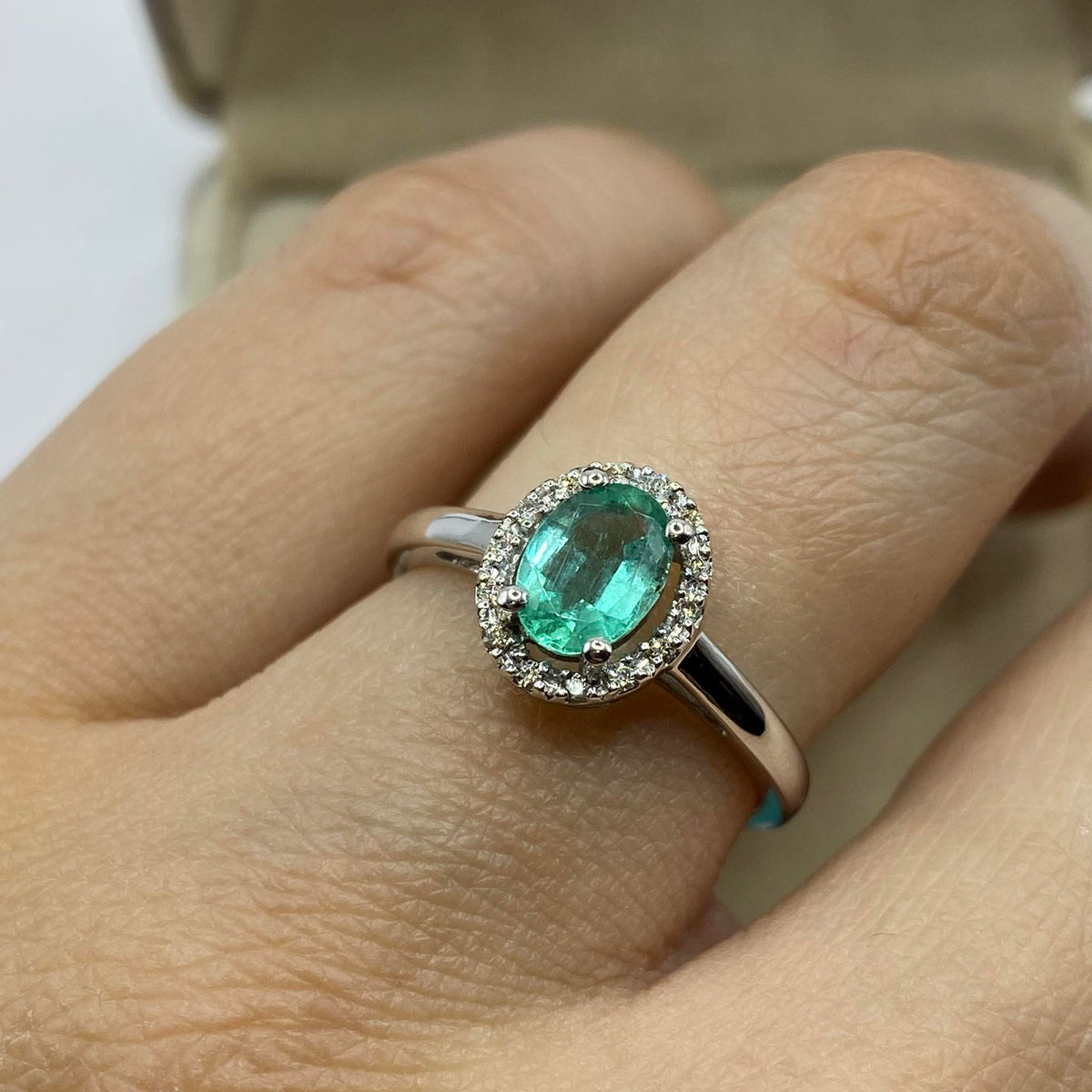 Anello Donna Oro 18KT con Smeraldo Ct 0.70 e Diamanti