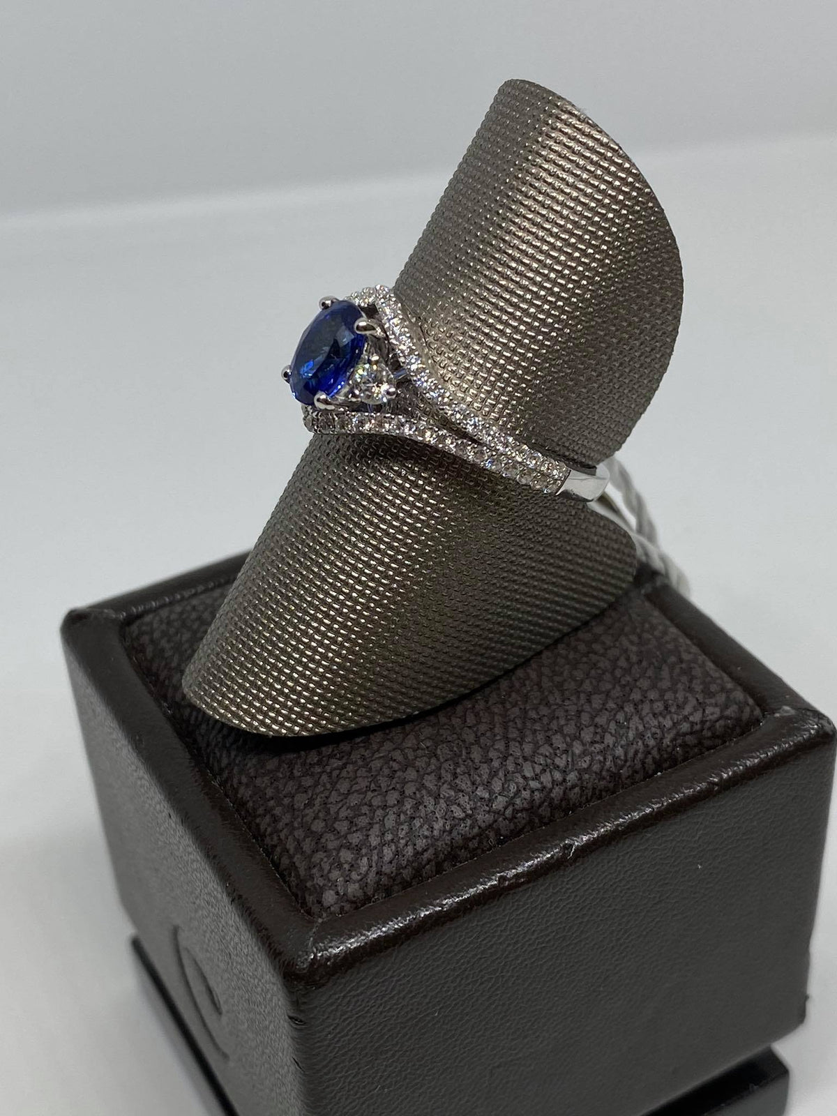 Anello donna Crivelli con Zaffiro ct 0.97 e Diamanti