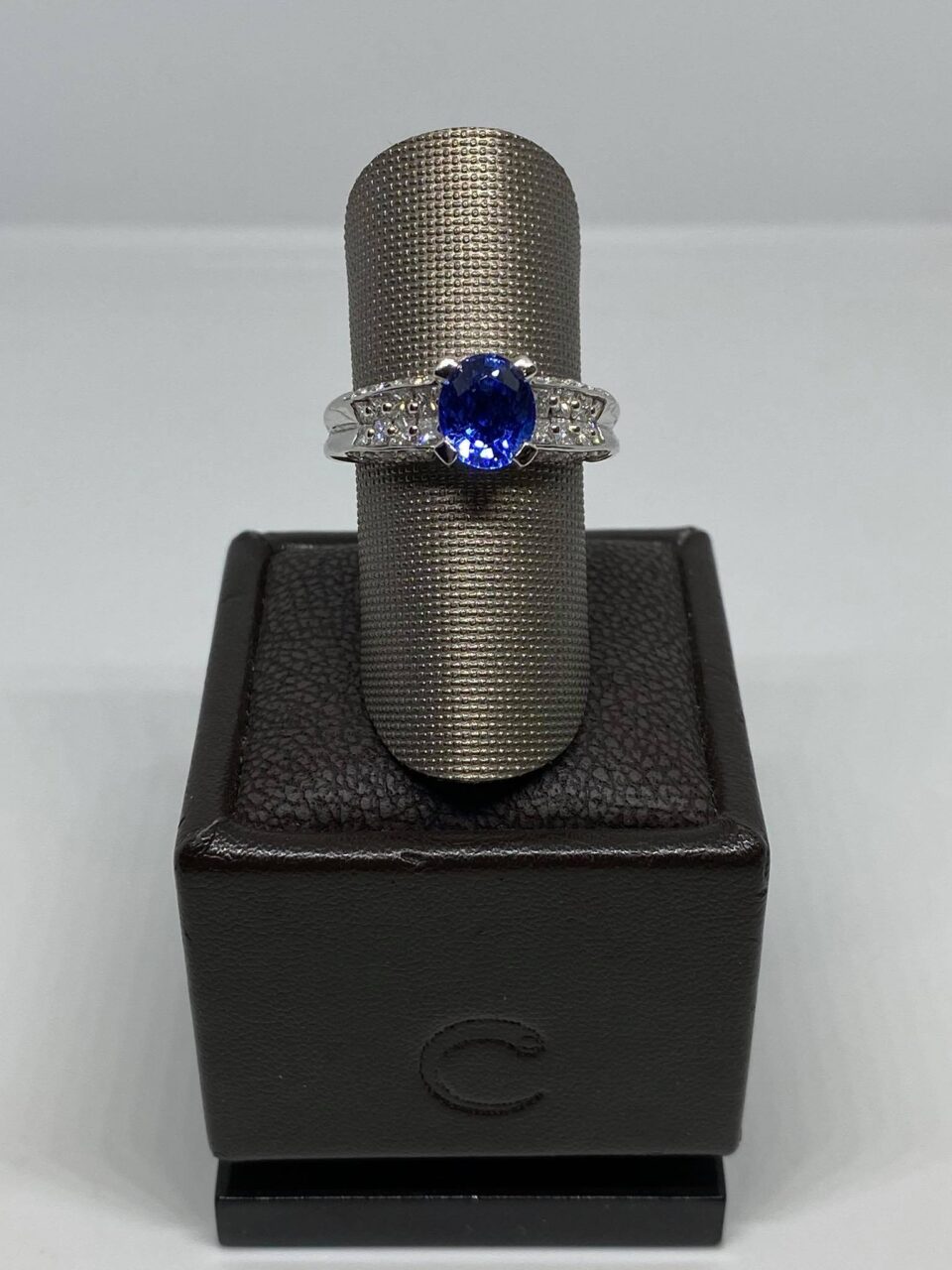 Anello donna Crivelli con Zaffiro CT 1.96 e Diamanti