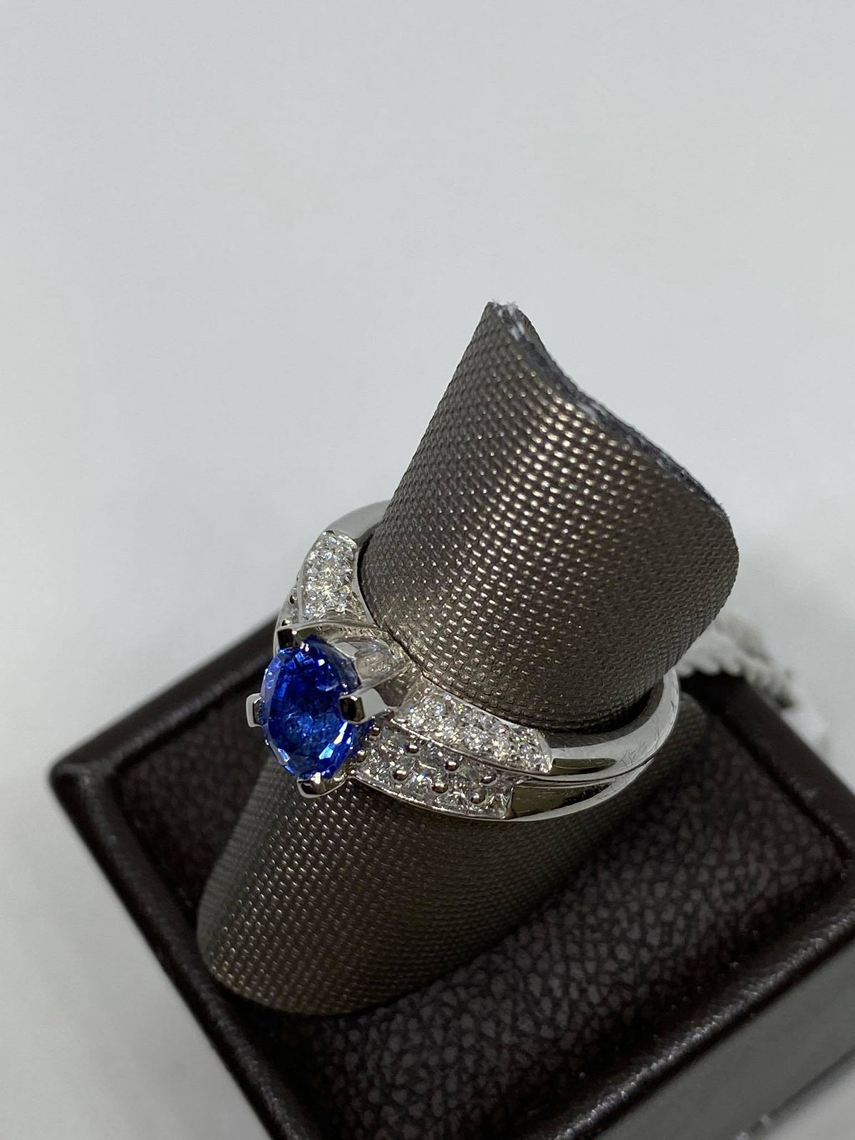 Anello donna Crivelli con Zaffiro CT 1.96 e Diamanti