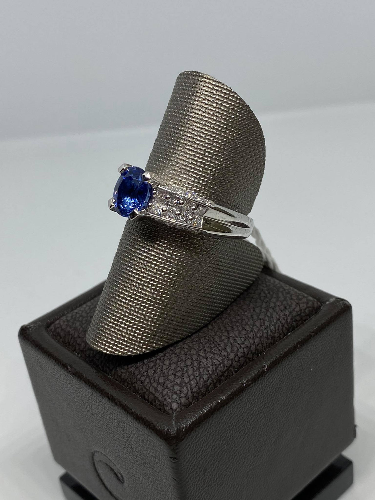 Anello donna Crivelli con Zaffiro CT 1.96 e Diamanti