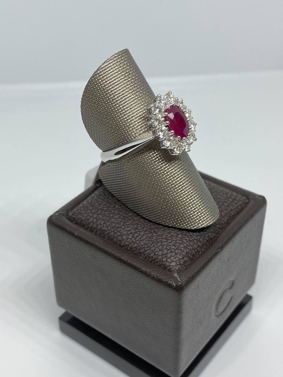 Anello Donna Crivelli con Rubino Ct 1.08 e Diamanti