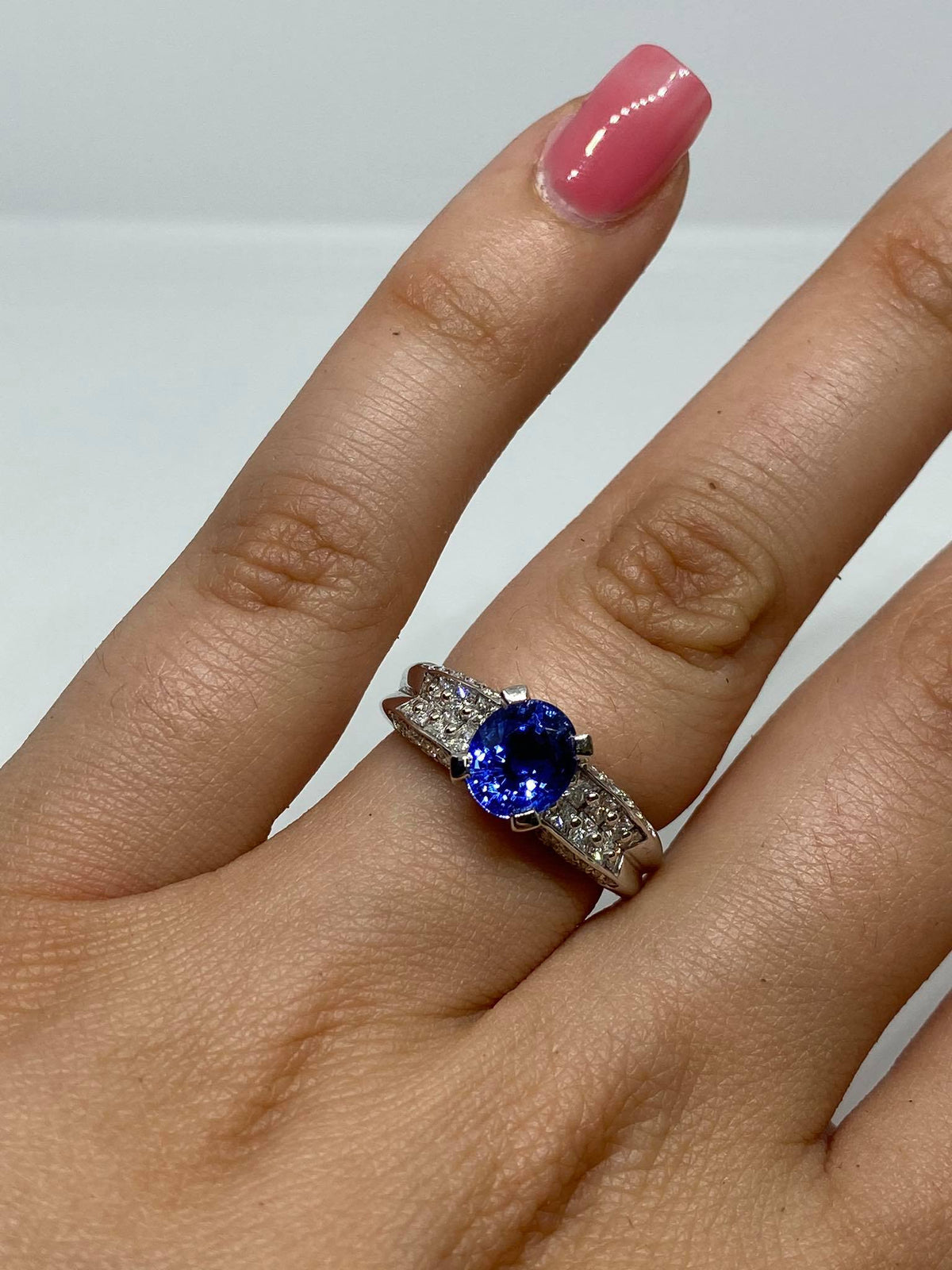 Anello donna Crivelli con Zaffiro CT 1.96 e Diamanti