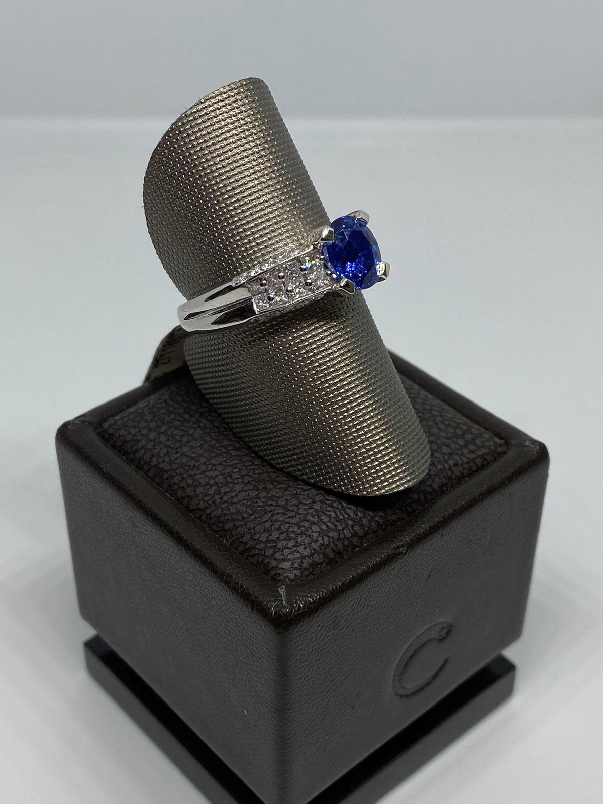 Anello donna Crivelli con Zaffiro CT 1.96 e Diamanti