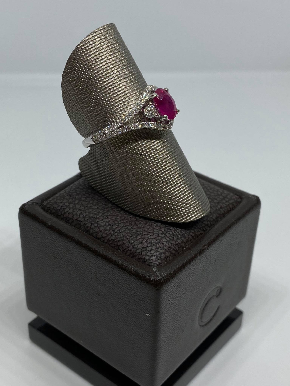 Anello Donna Crivelli con Rubino Ct 1.00 e Diamanti