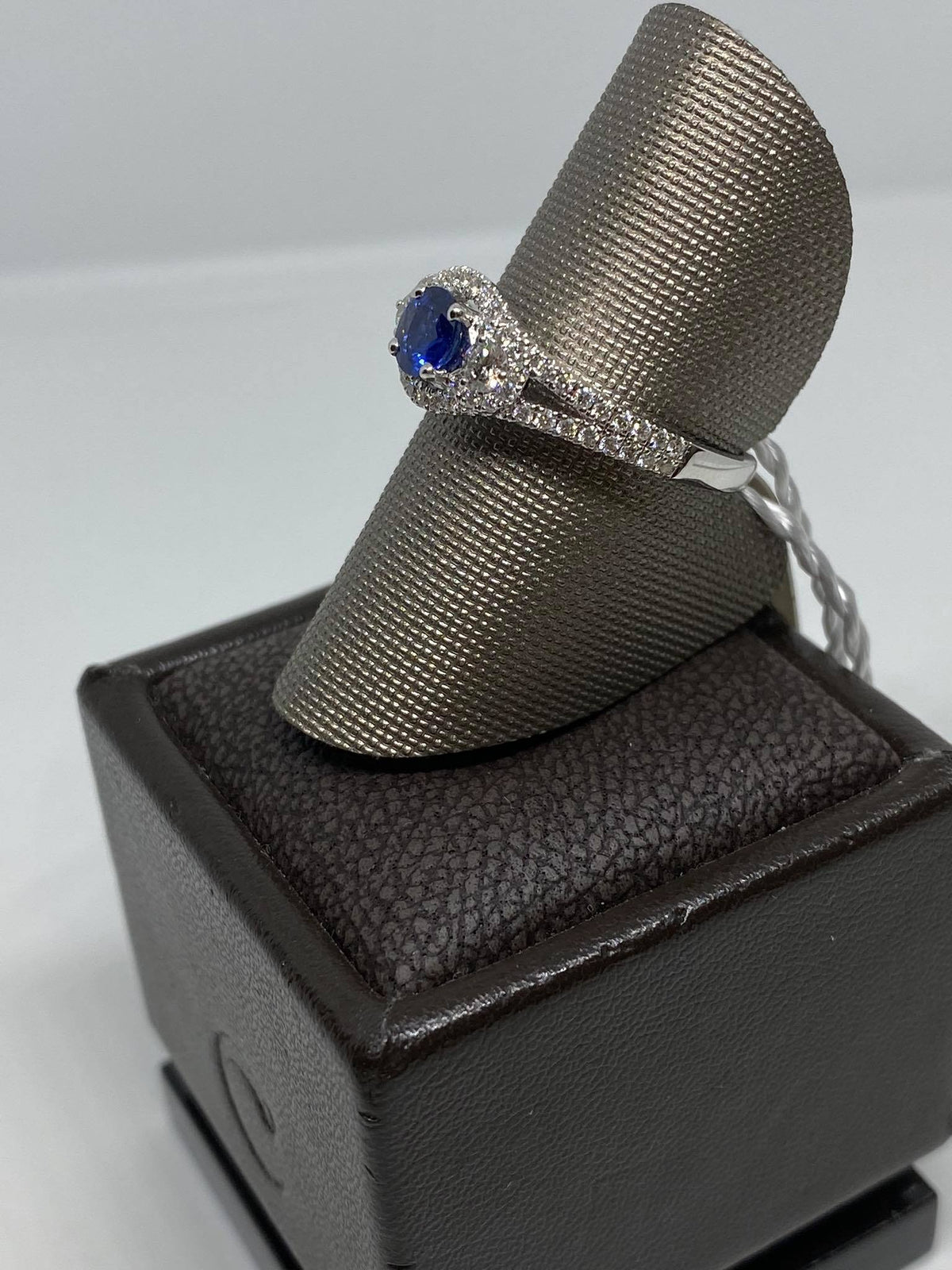 Anello donna Crivelli con Zaffiro Ct 0.49 e Diamanti