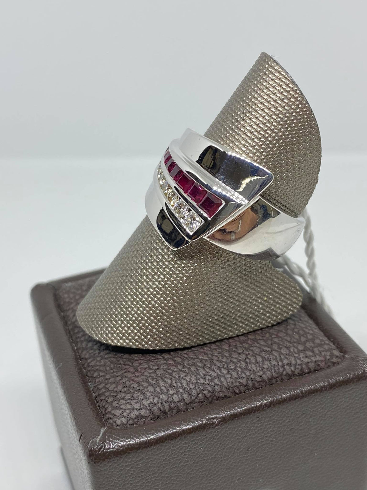 Anello Donna con Rubini Ct 0.56 e Diamanti