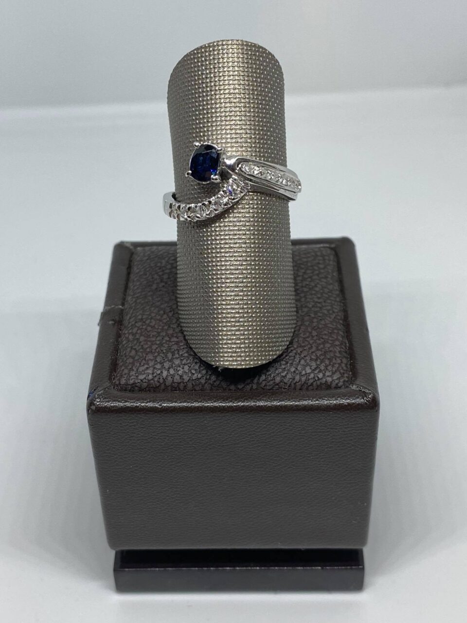 Anello Dartizio gioielli con zaffiro Ct 0.41 e diamanti