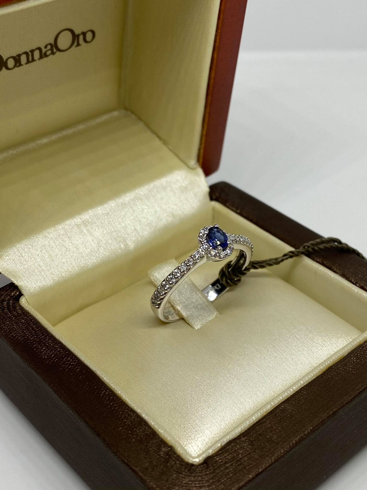Anello Donna Oro 18KT con zaffiro Ct 0.20 e diamanti