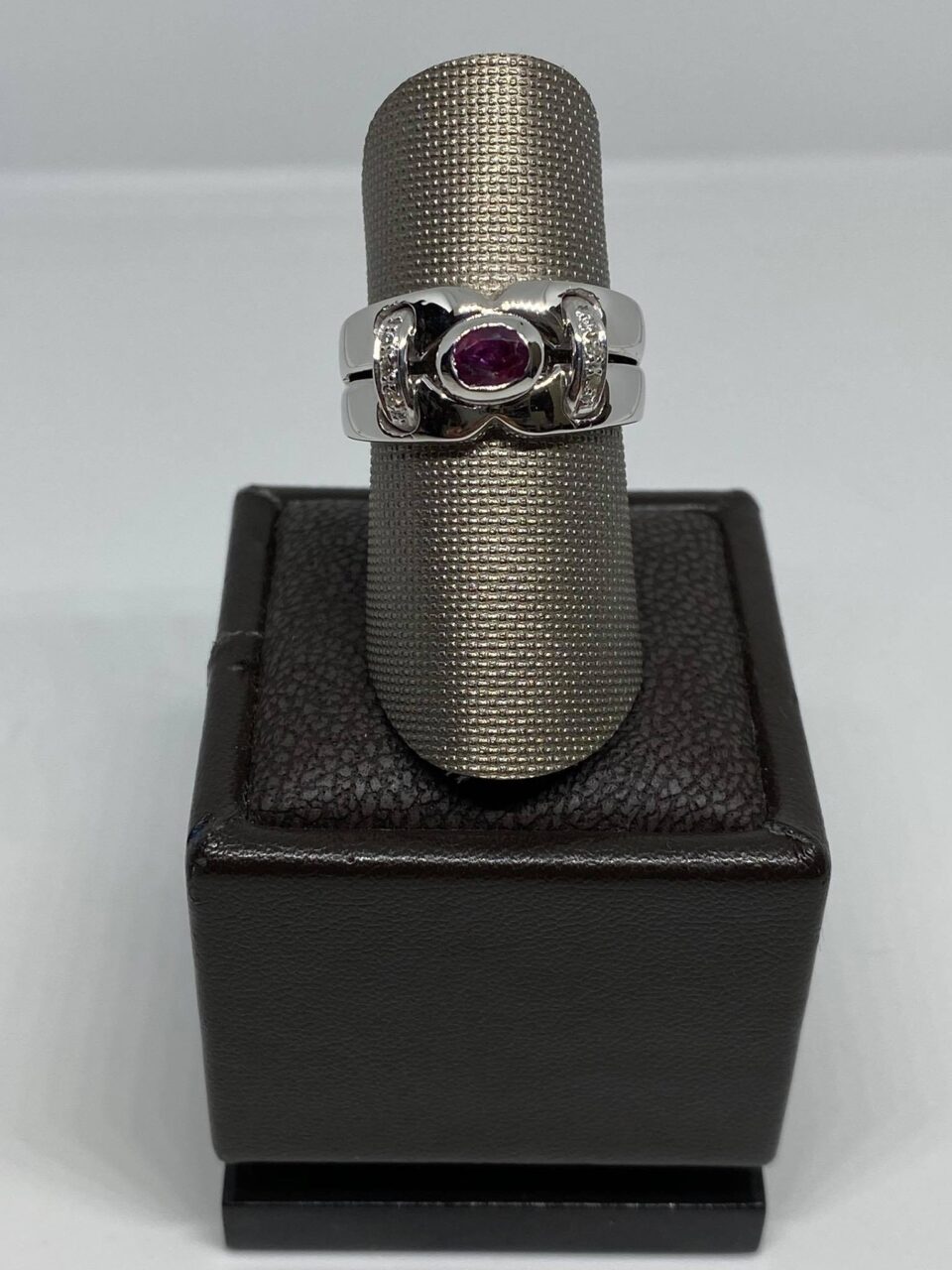Anello Donna con Rubino Ct 0.55 e Diamanti