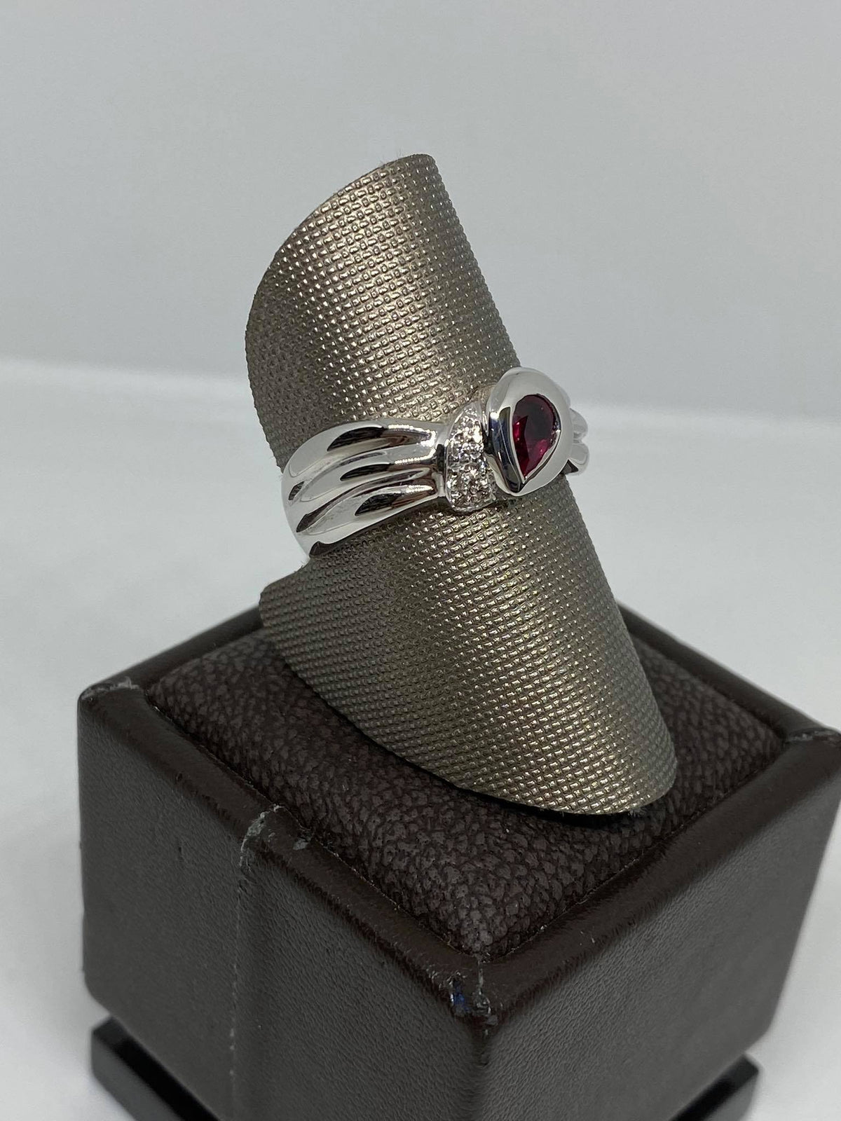 Anello Donna a fascia Salvini con Rubino ct 0.31 e Diamanti
