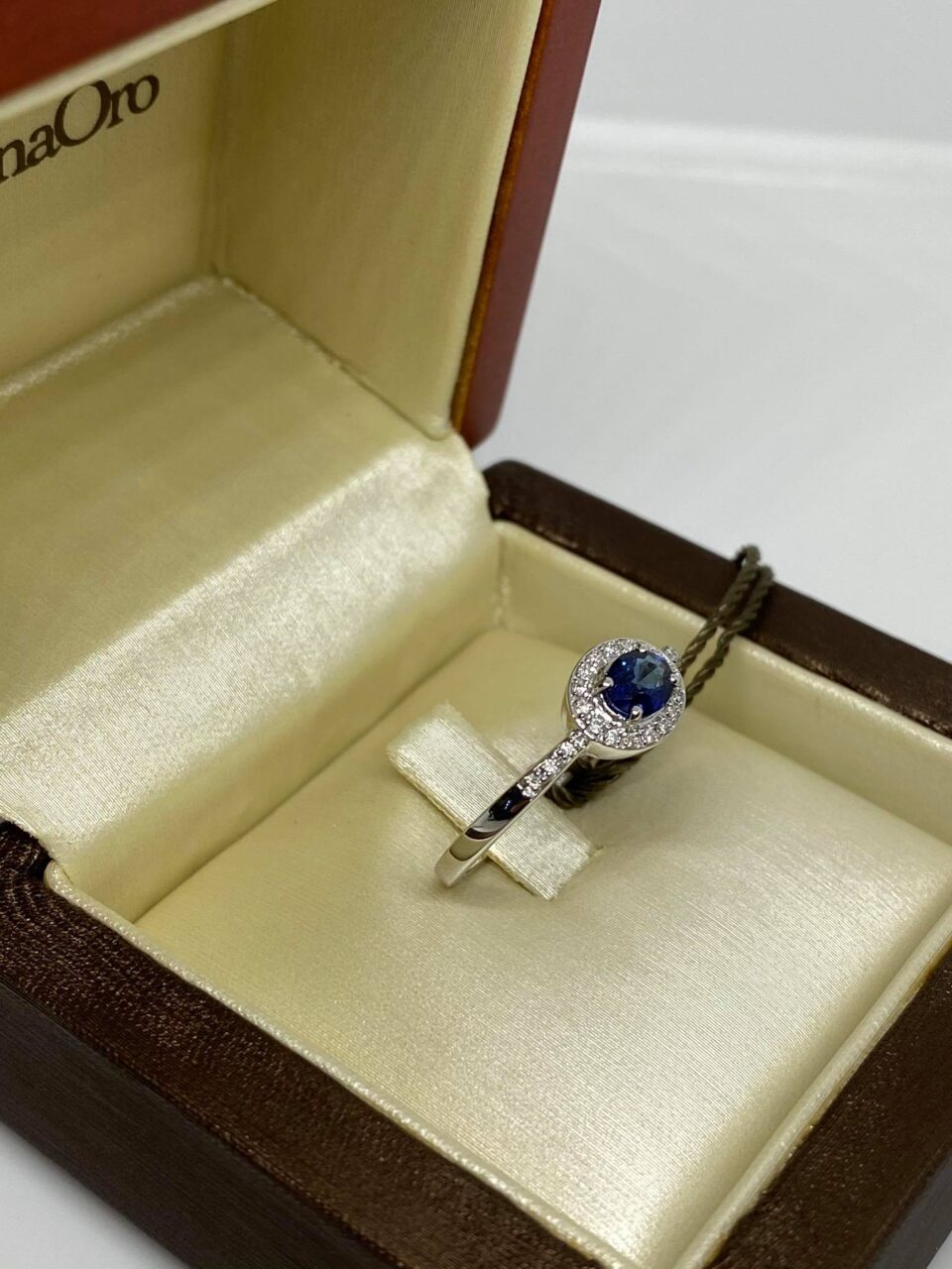 Anello Donna Oro 18KT con Zaffiro Ct 0.50 e Diamanti
