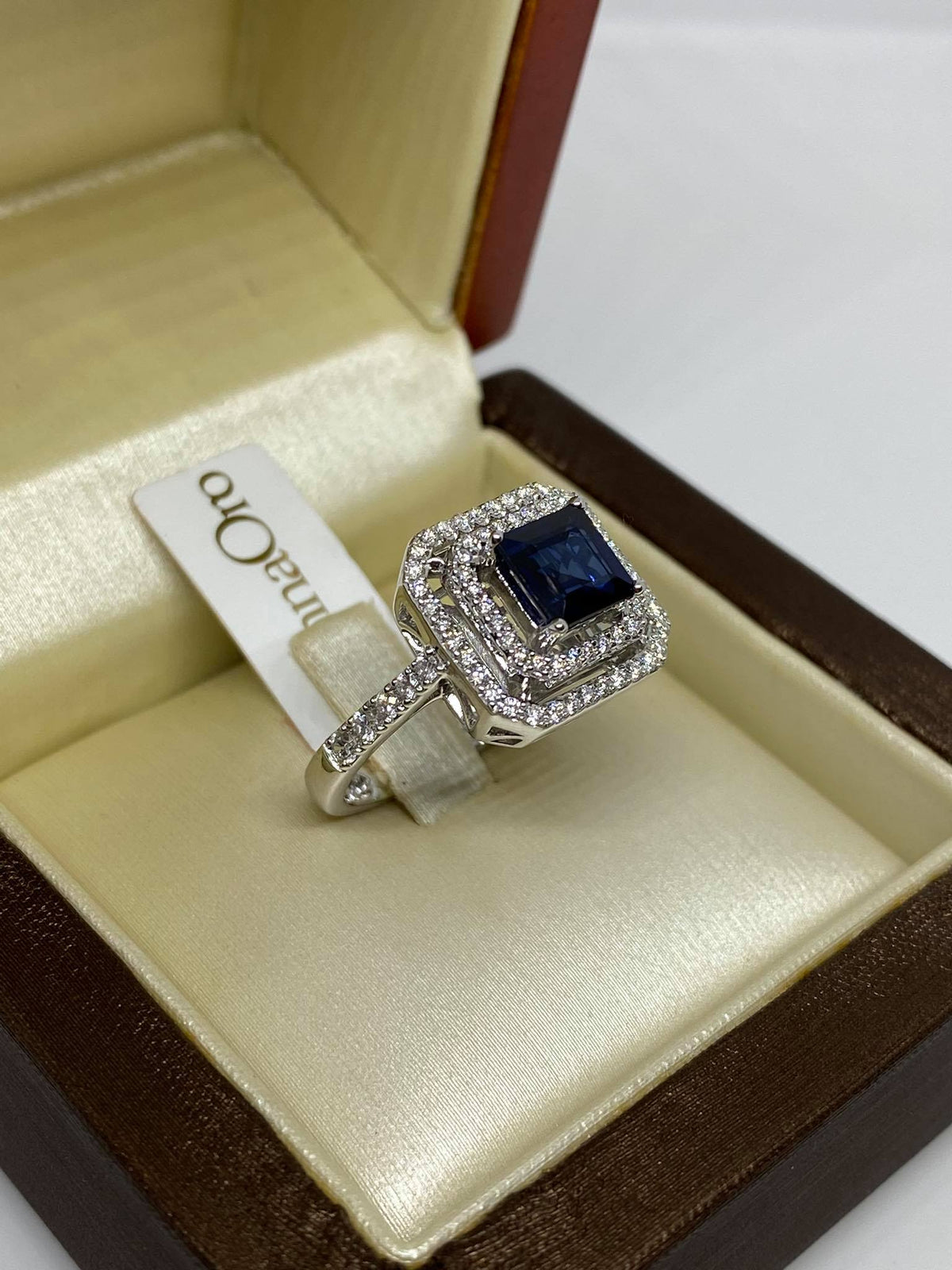 Anello Donna Oro 18KT con Zaffiro Ct 1.80 e Diamanti