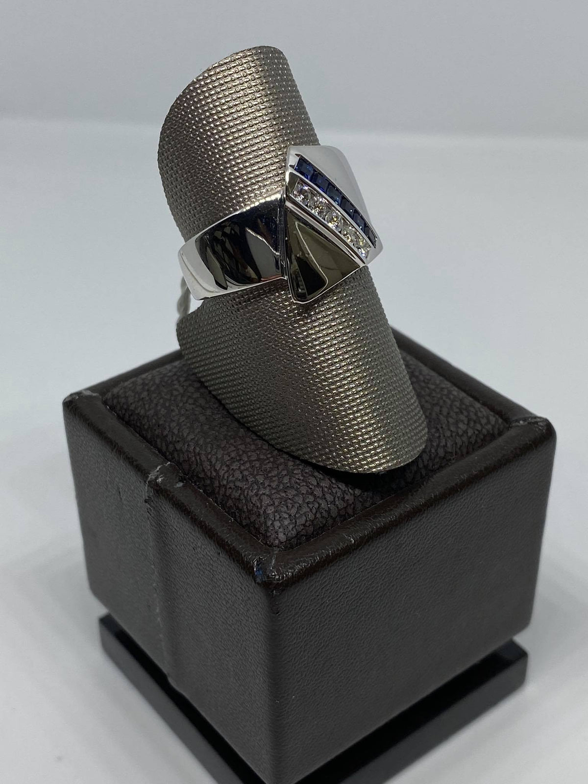 Anello donna con Zaffiri Ct 0.36 e Diamanti