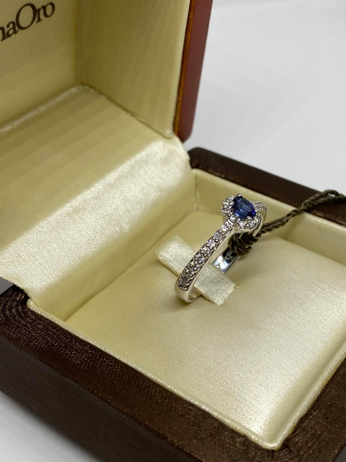 Anello Donna Oro 18KT con zaffiro Ct 0.20 e diamanti