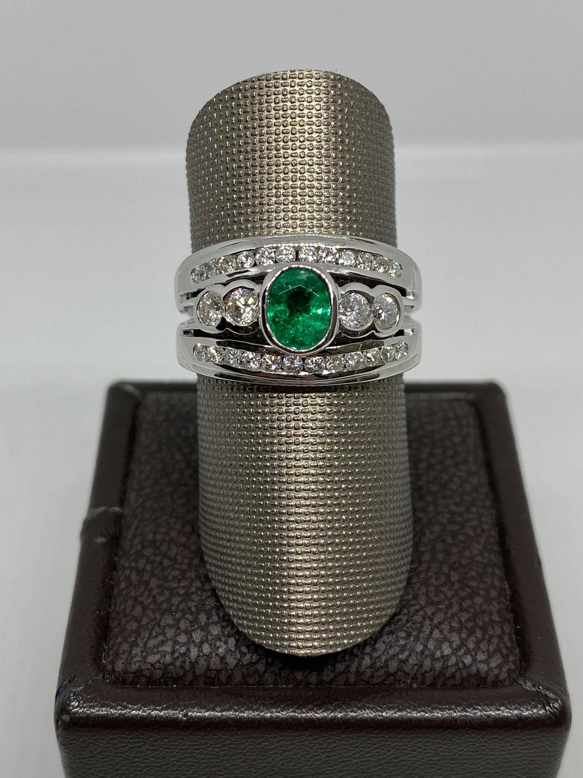 Anello Donna con Smeraldo ct 0.60 e Diamanti