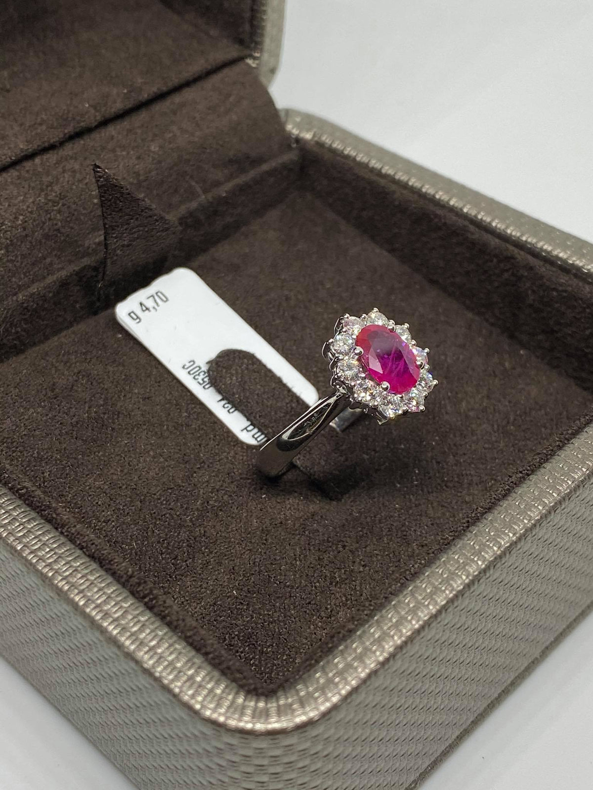 Anello Donna Crivelli con Rubino Ct 0.84 e Diamanti