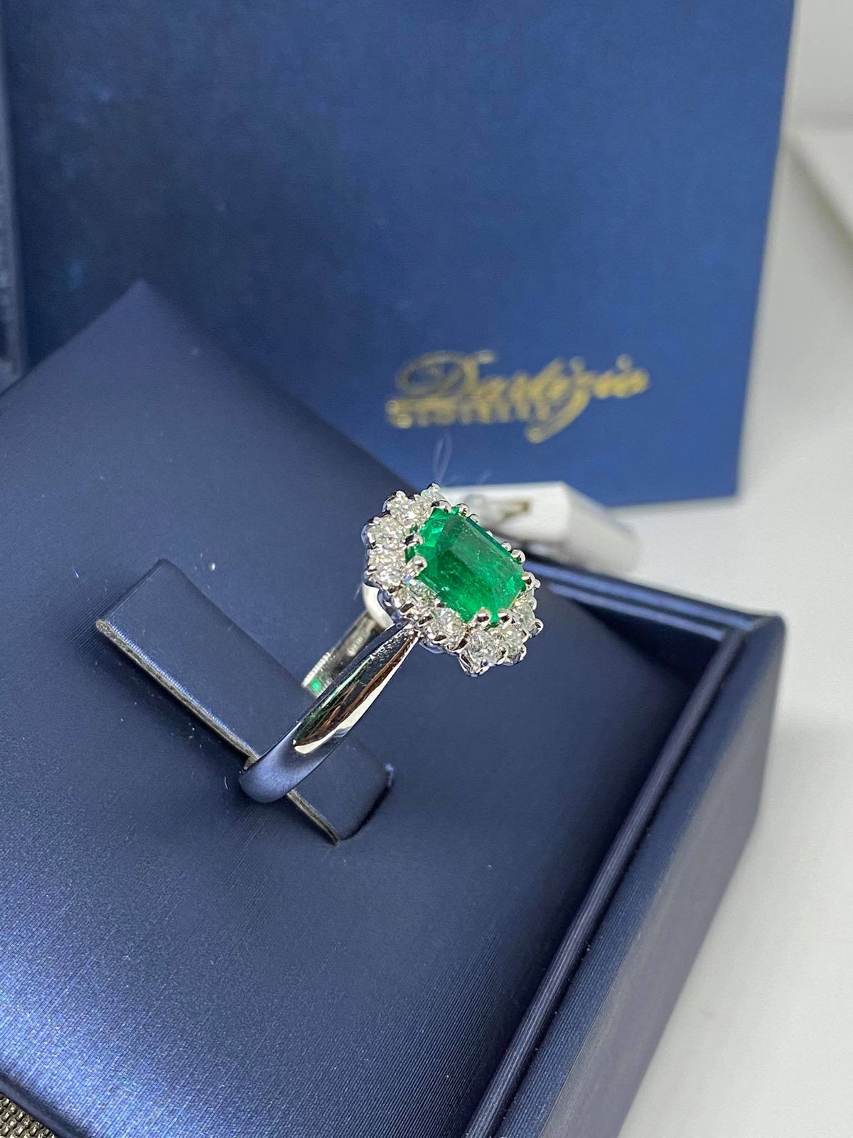 Anello Donna con Smeraldo Ct 1.21 e Diamanti