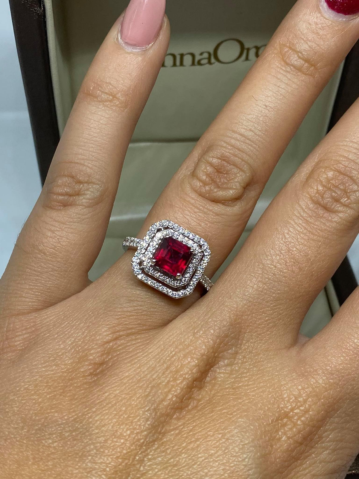 Anello Donna Oro 18KT con Rubino Ct 1,80 e Diamanti