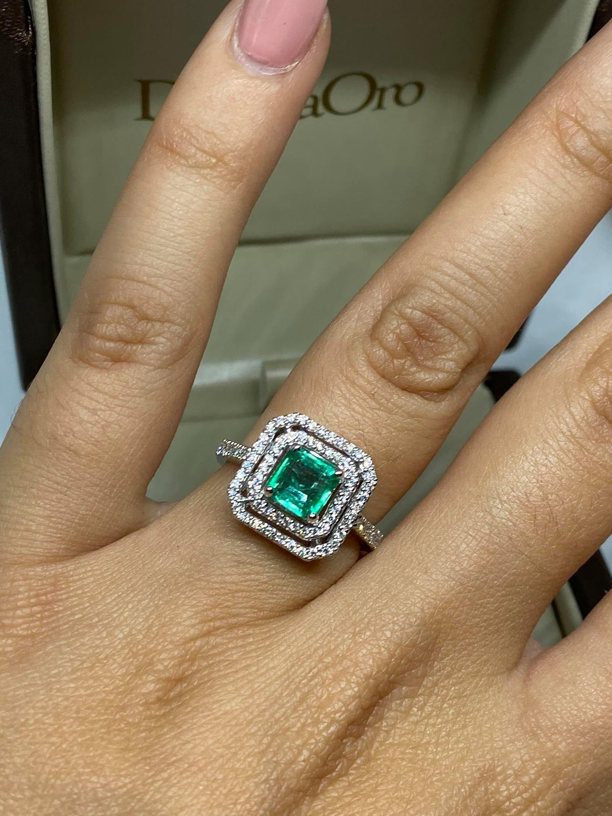 Anello Donna Oro 18KT con Smeraldo Ct 1.11 e Diamanti