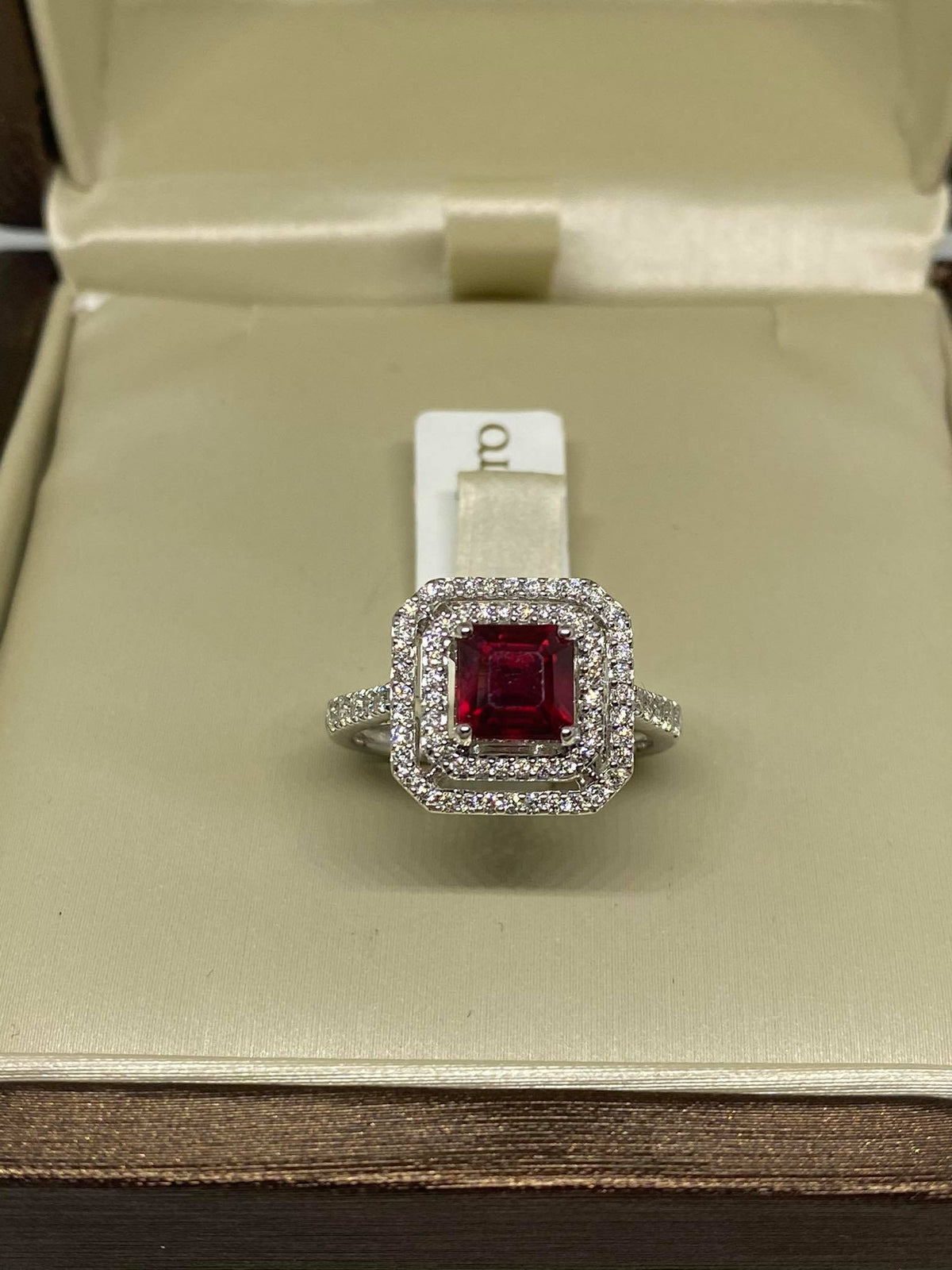 Anello Donna Oro 18KT con Rubino Ct 1,80 e Diamanti