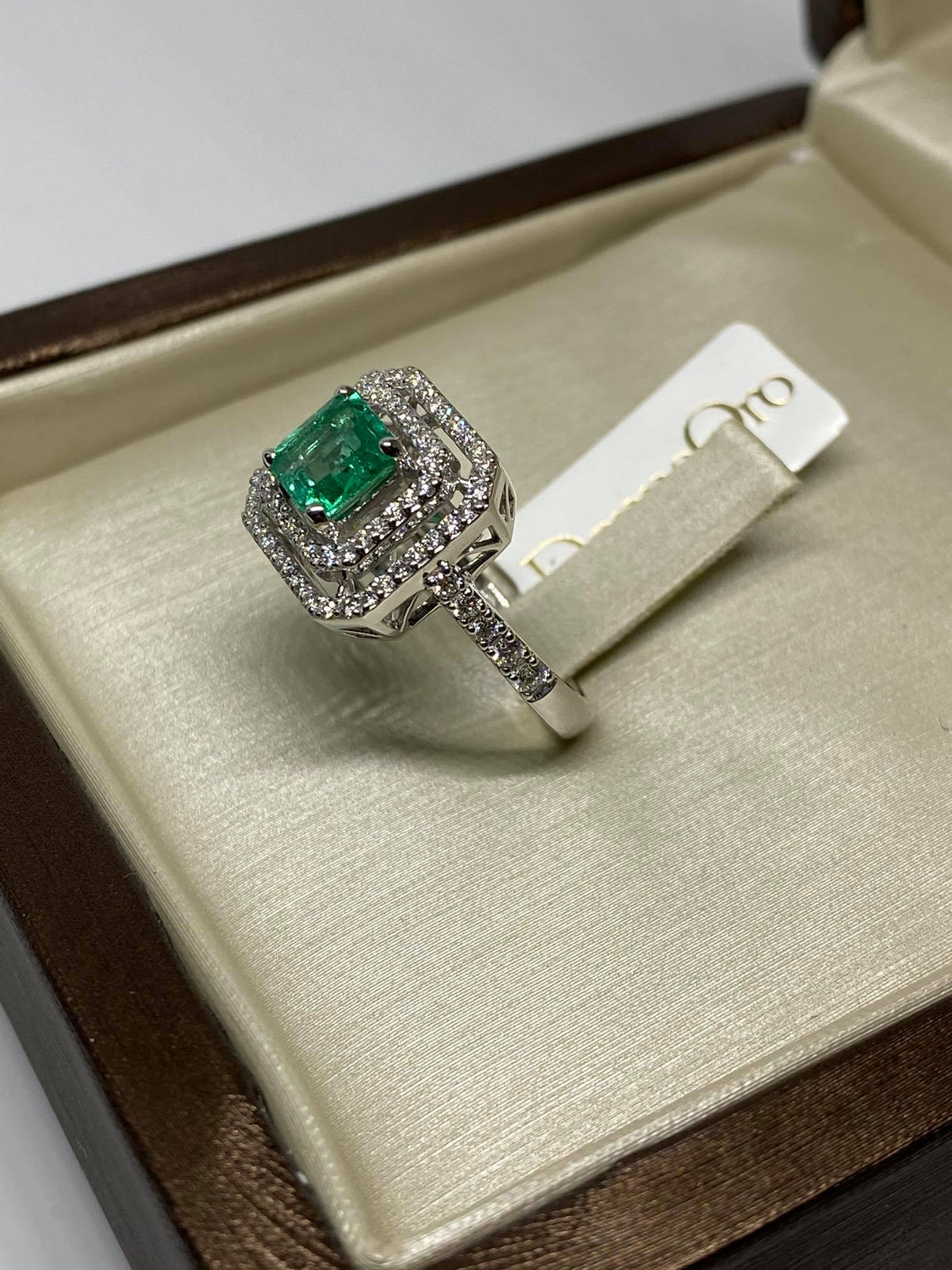 Anello Donna Oro 18KT con Smeraldo Ct 1.11 e Diamanti