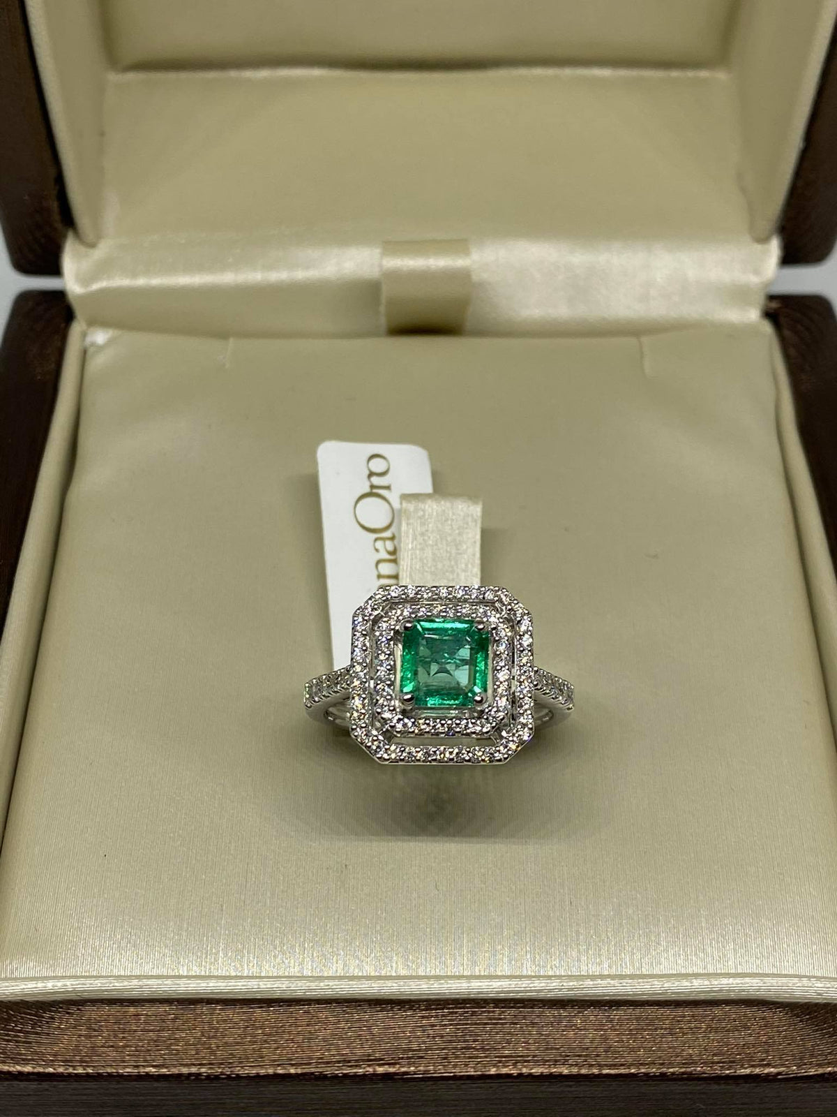 Anello Donna Oro 18KT con Smeraldo Ct 1.11 e Diamanti