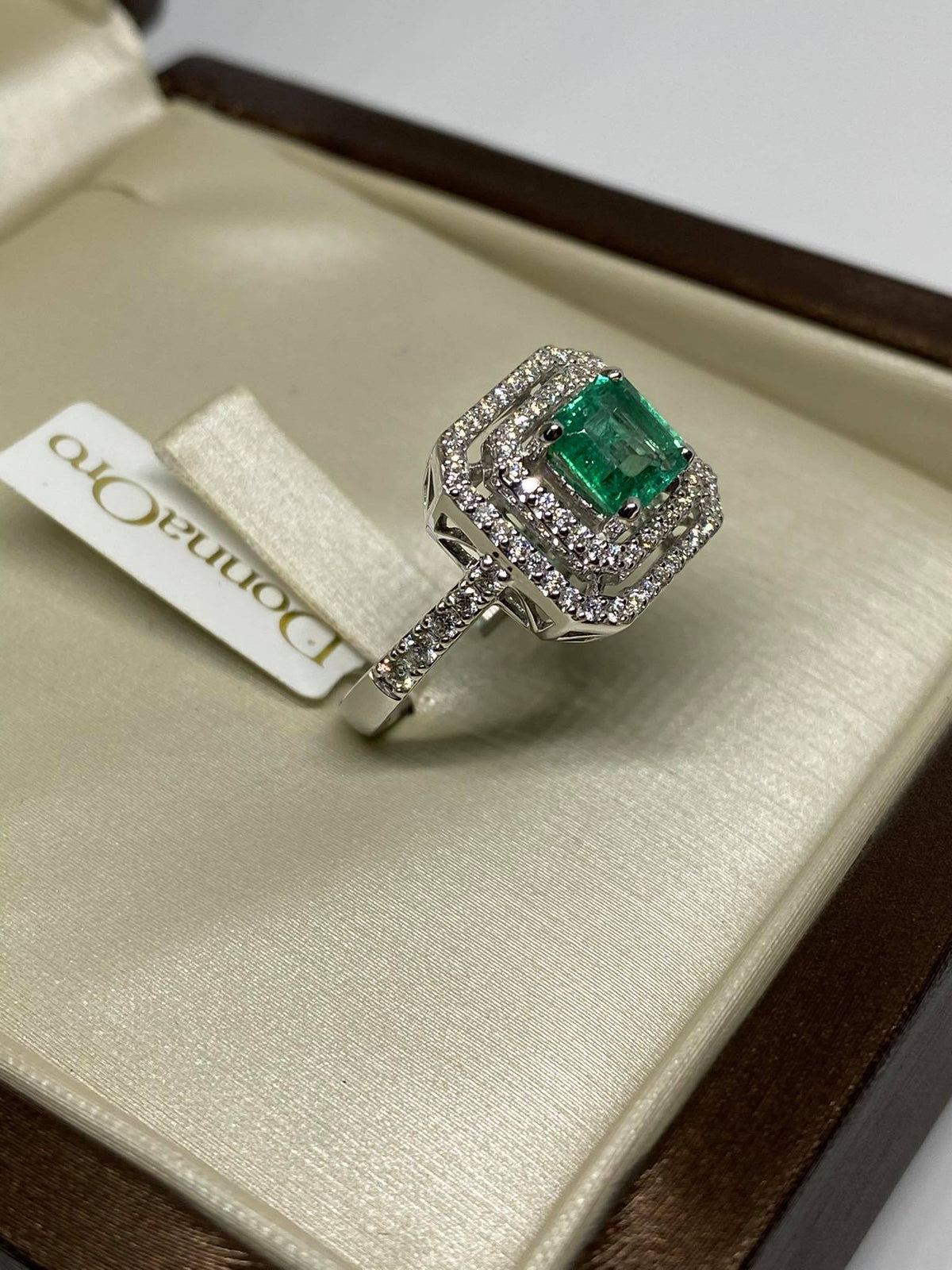 Anello Donna Oro 18KT con Smeraldo Ct 1.11 e Diamanti