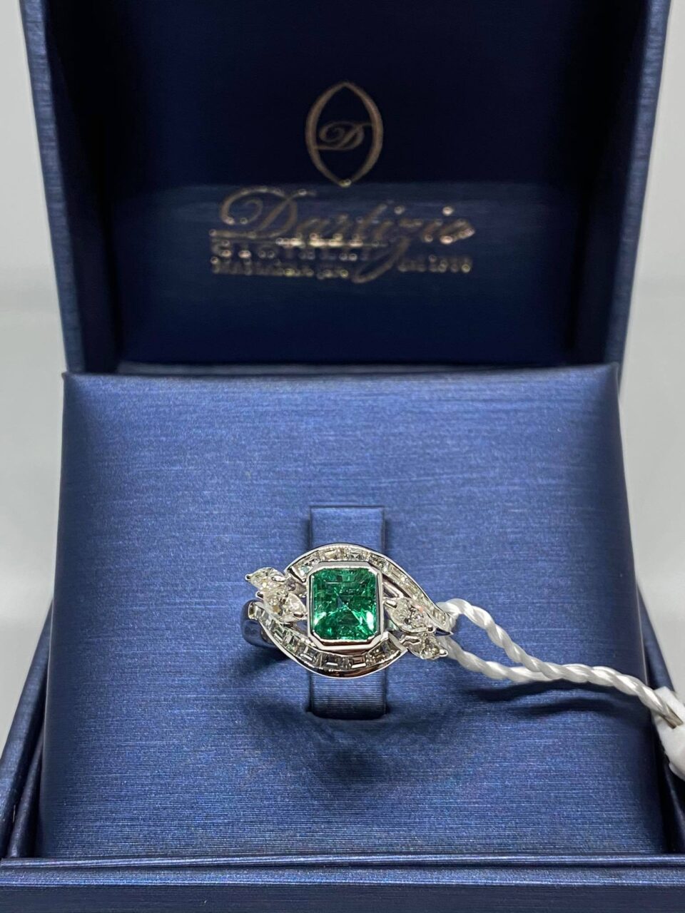 Anello Donna con Smeraldo Ct 0.88 e Diamanti