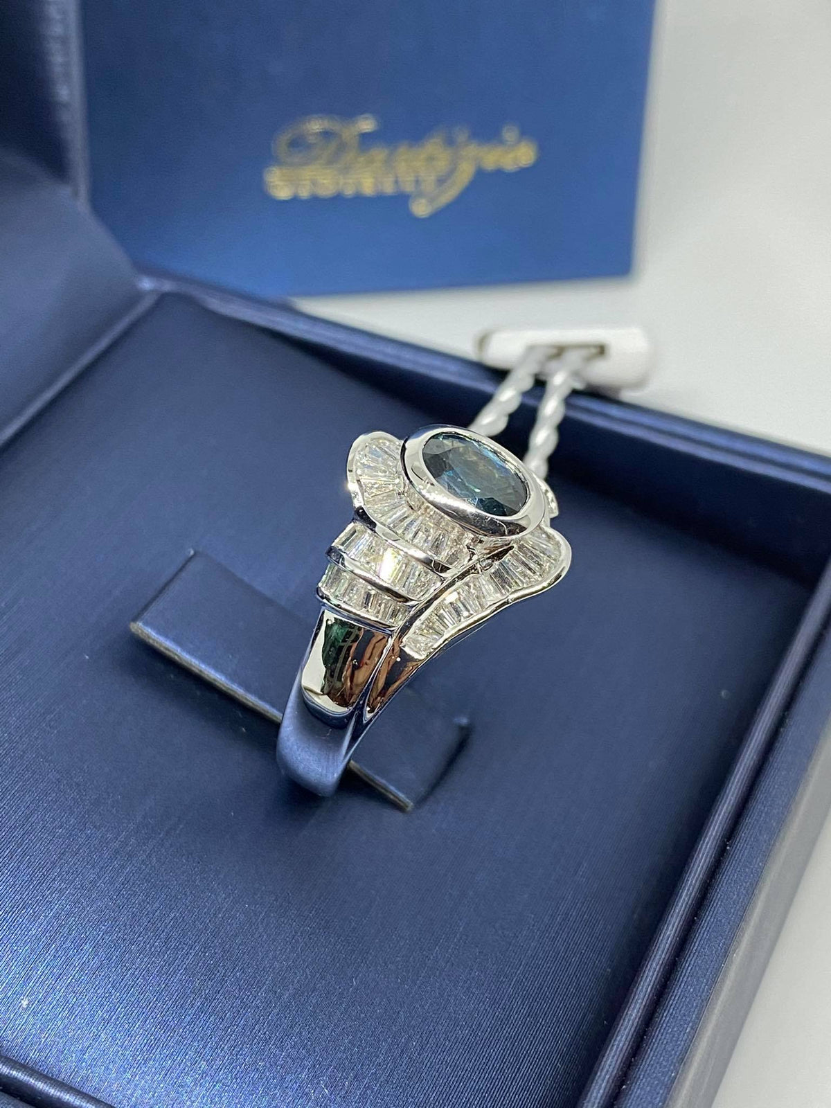 Anello Donna Dartizio Gioielli con Zaffiro Ct 0.90 e Diamanti