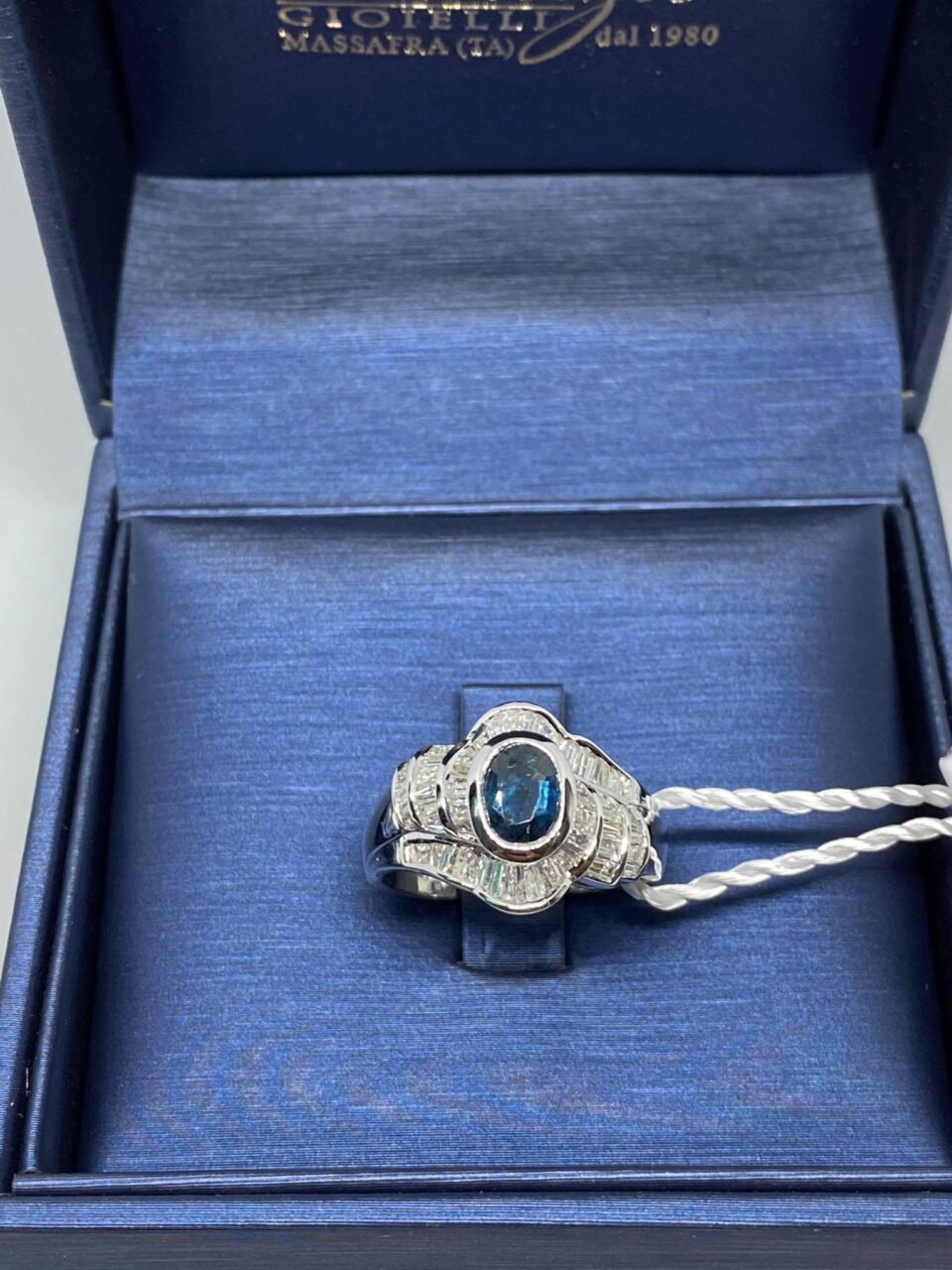 Anello Donna Dartizio Gioielli con Zaffiro Ct 0.90 e Diamanti
