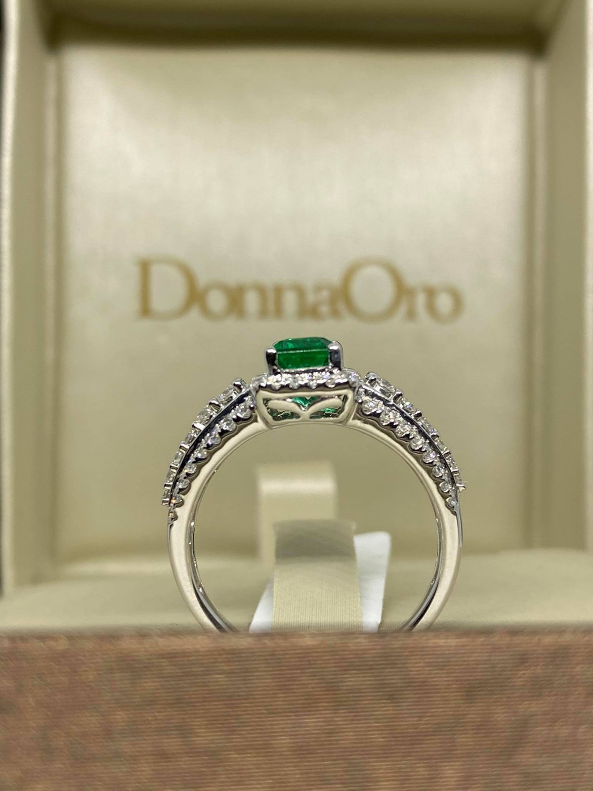 Anello Donna Oro 18KT con smeraldo Ct. 0.90 e diamanti