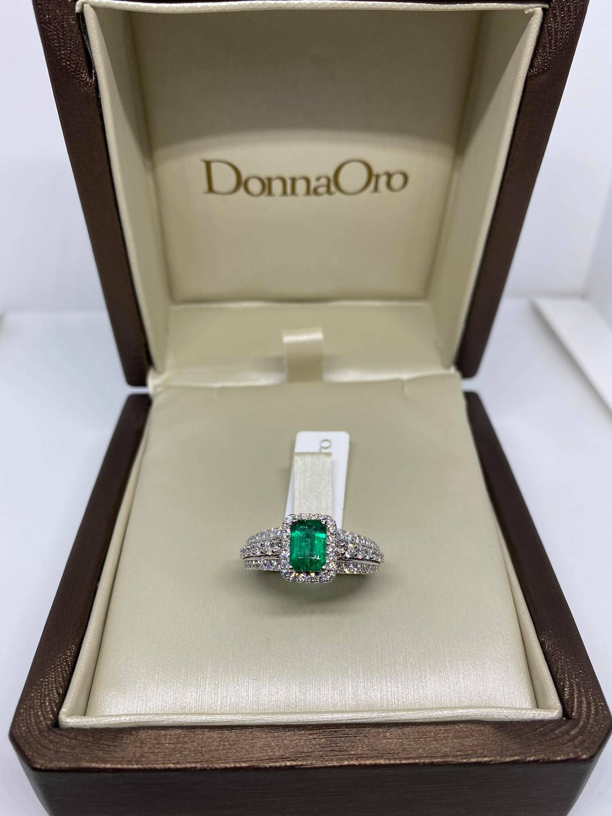 Anello Donna Oro 18KT con smeraldo Ct. 0.90 e diamanti