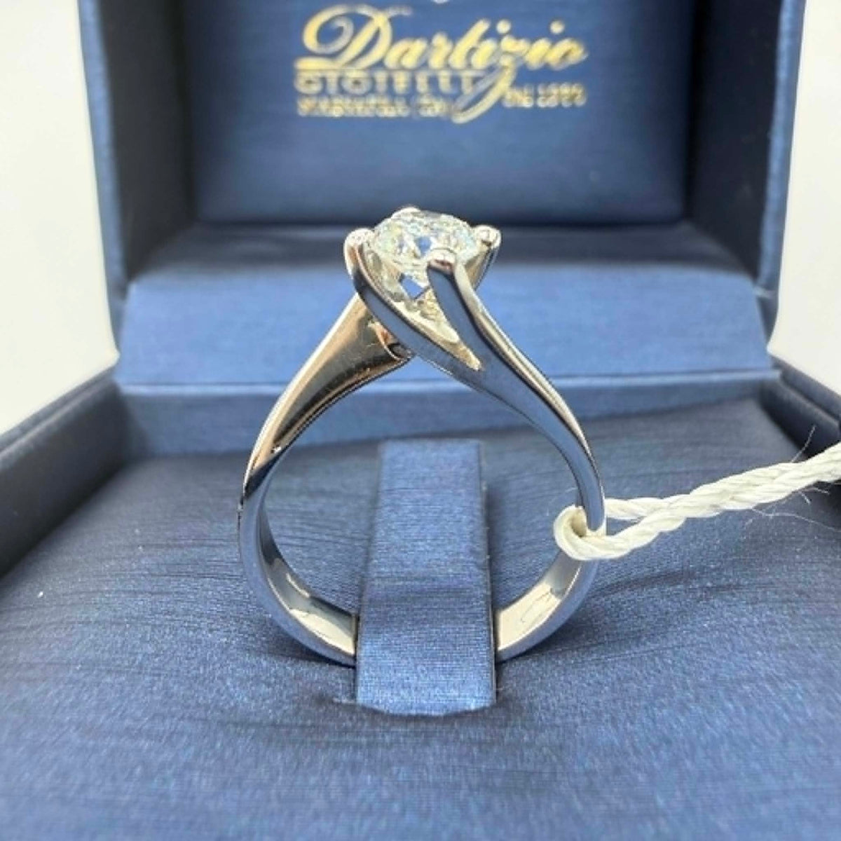 Anello Solitario in Oro 18KT 18KT e Diamante IGI Ct 0.50 E-VVS
