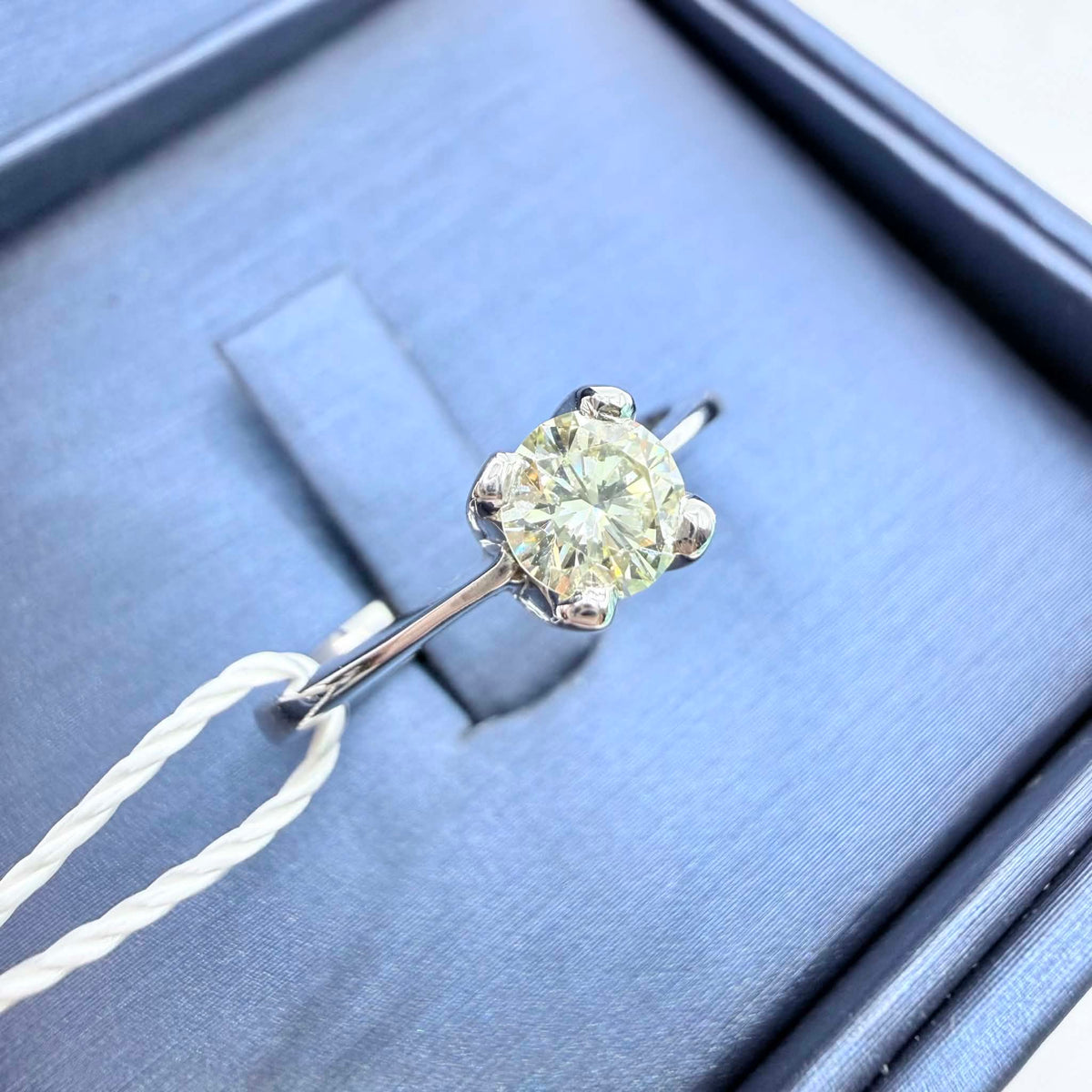 Anello Solitario in Oro 18KT 18KT e Diamante Ct. 0.48 J-SI1
