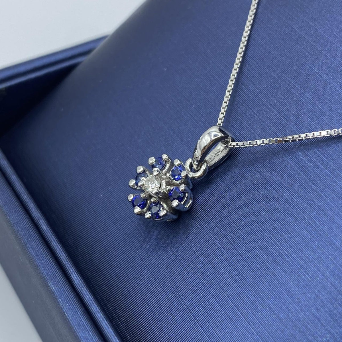 Collana a Fiore in Oro 18KT 18KT con Diamante e Zaffiri Ct. 0,20