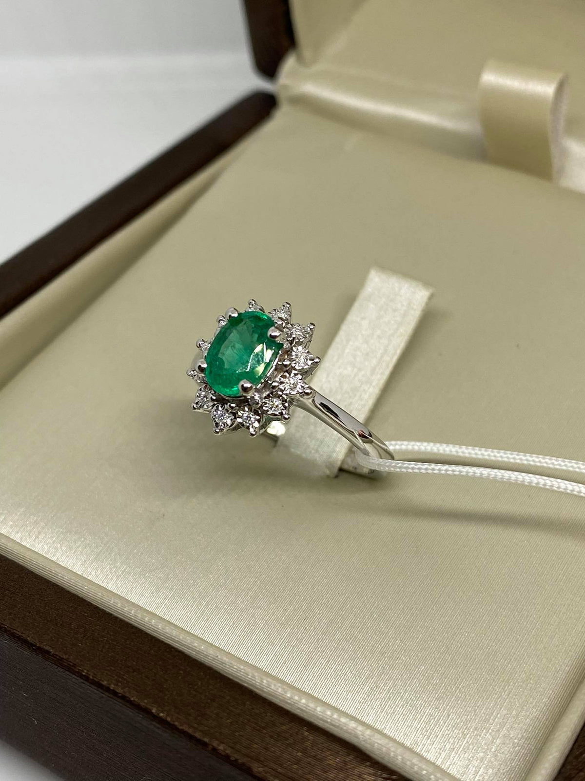 Anello Donna Oro 18KT con Smeraldo Ct 0.72 e Diamanti