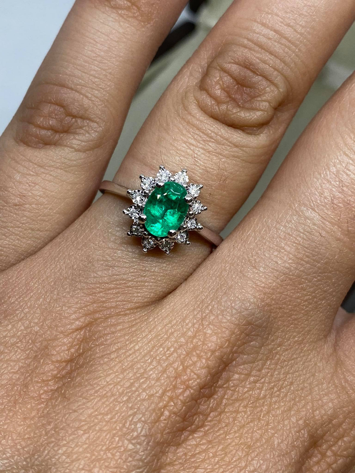 Anello Donna Oro 18KT con Smeraldo Ct 0.72 e Diamanti