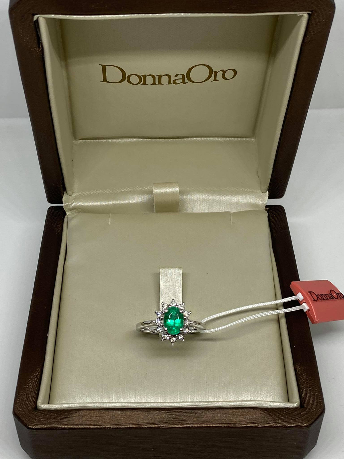 Anello Donna Oro 18KT con Smeraldo Ct 0.72 e Diamanti
