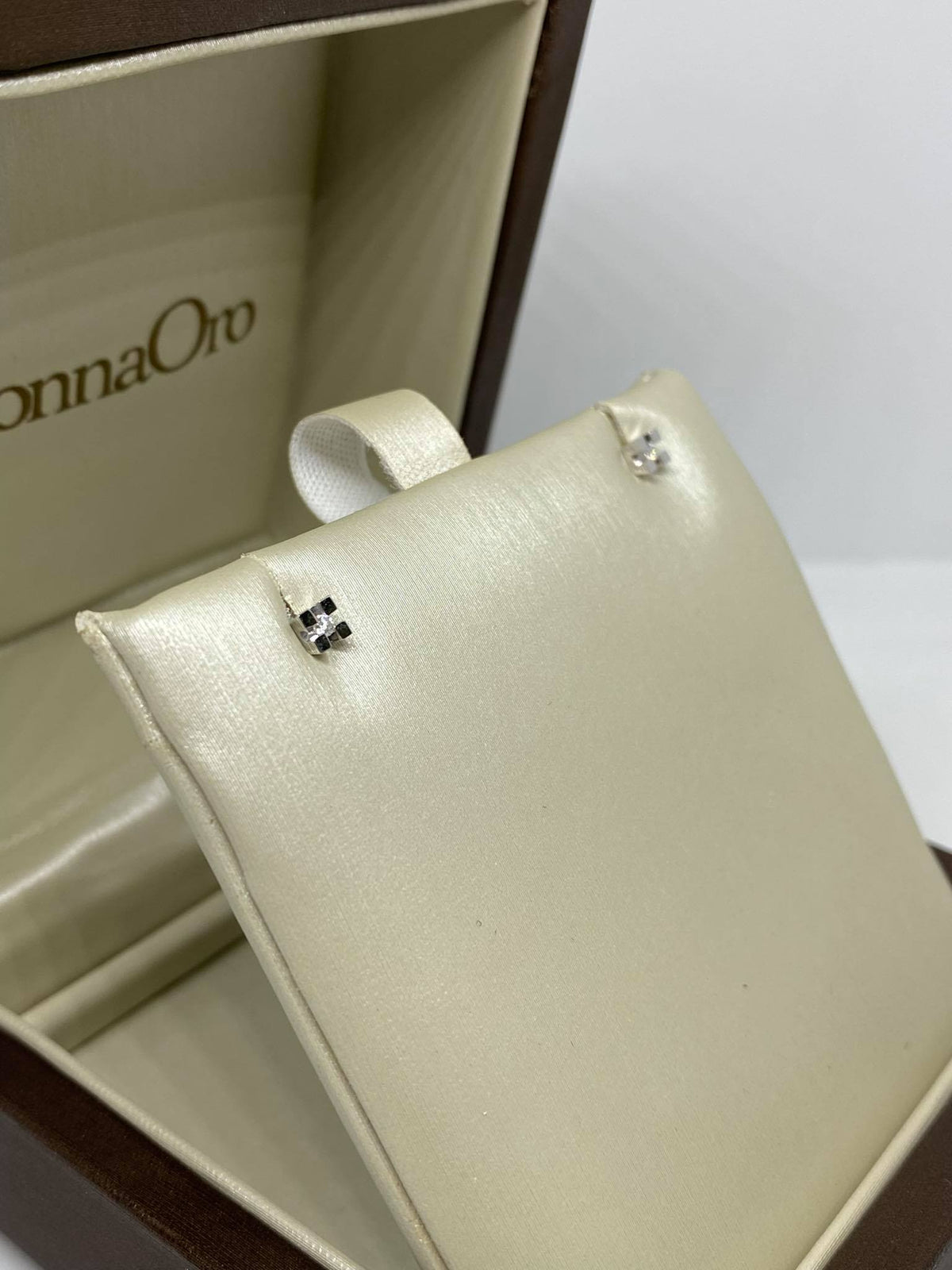 Orecchini Donna Oro 18KT Punto Luce con Diamante Ct 0.04