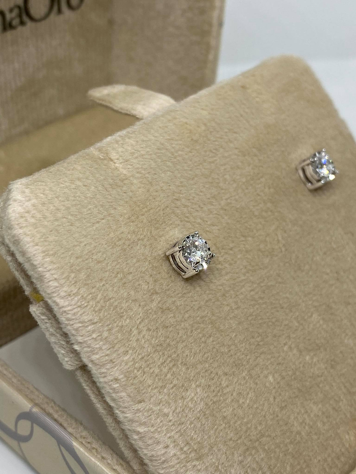 Orecchini Donna Oro 18KT Punto Luce con Diamante Ct 0.40