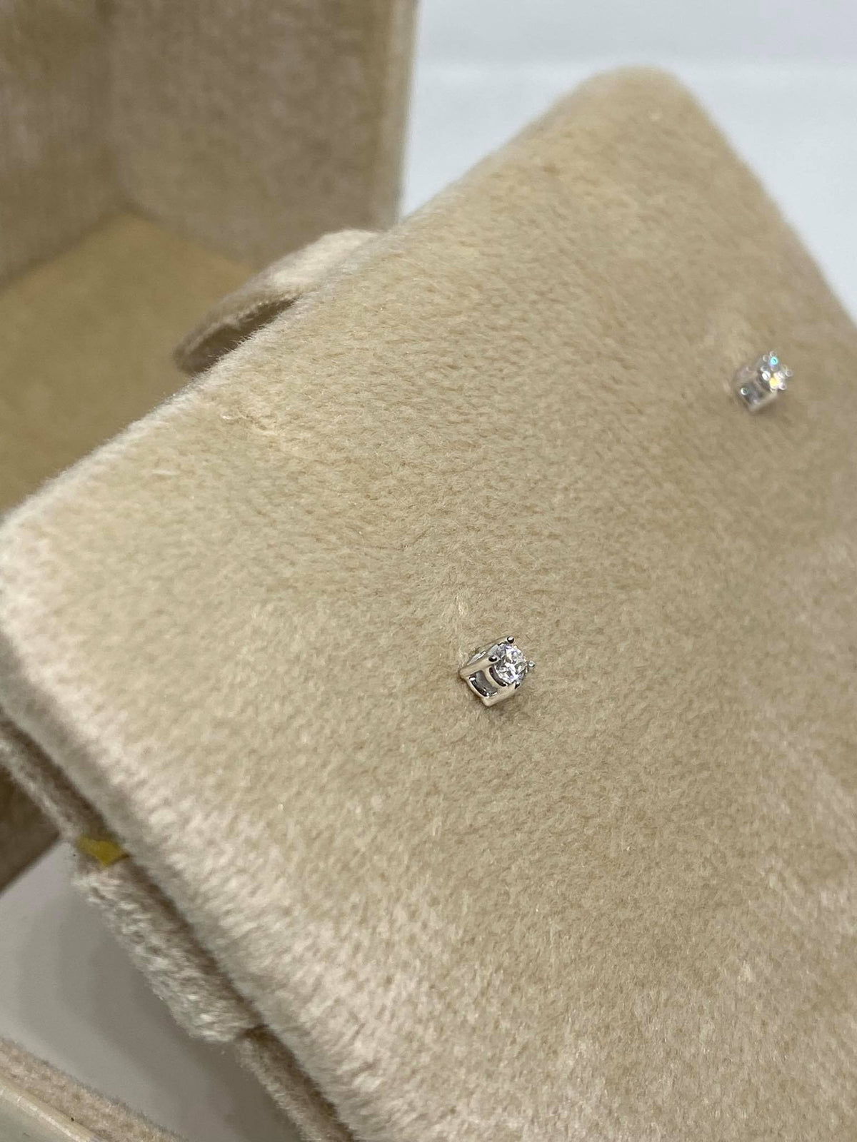 Orecchini Donna Oro 18KT Punto Luce con Diamante Ct 0.06