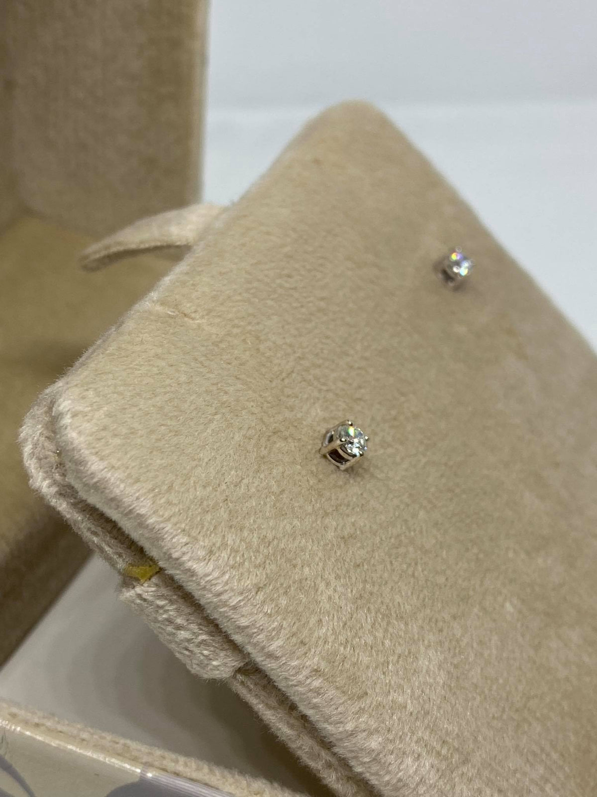 Orecchini Donna Oro 18KT Punto Luce con Diamante Ct 0.18