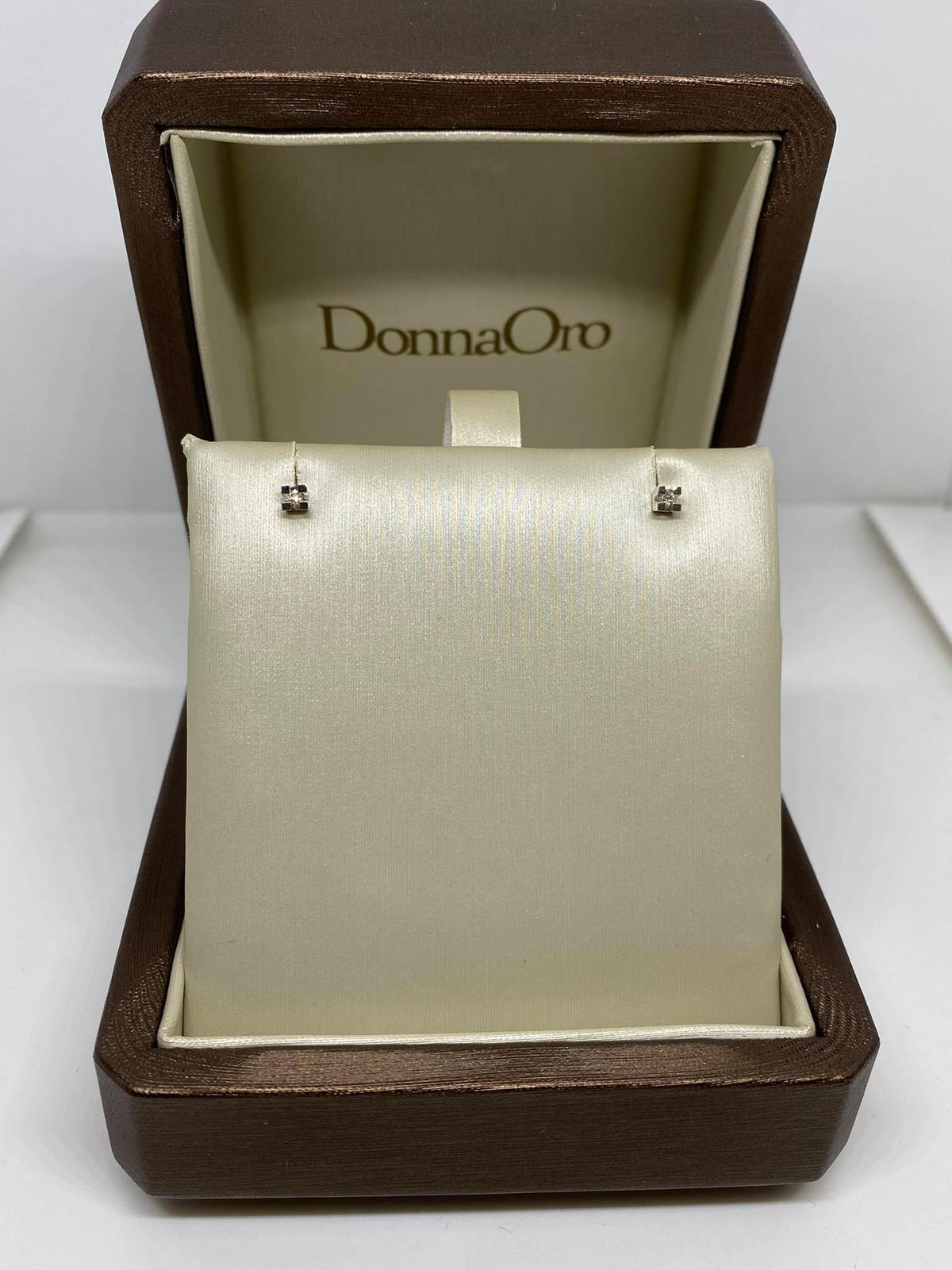 Orecchini Donna Oro 18KT Punto Luce con Diamante Ct 0.03
