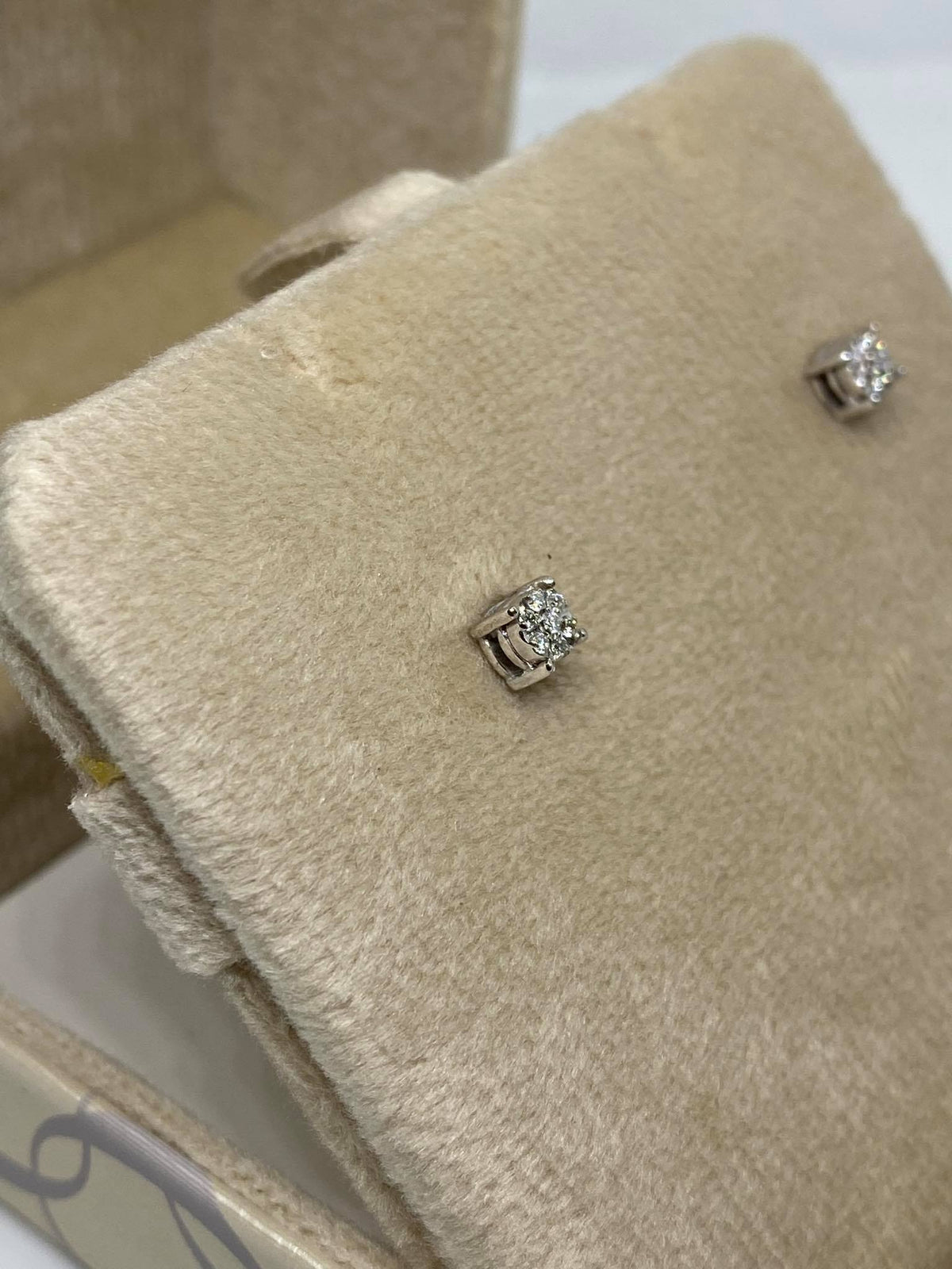Orecchini Donna Oro 18KT Punto Luce con Diamante Ct 0.11