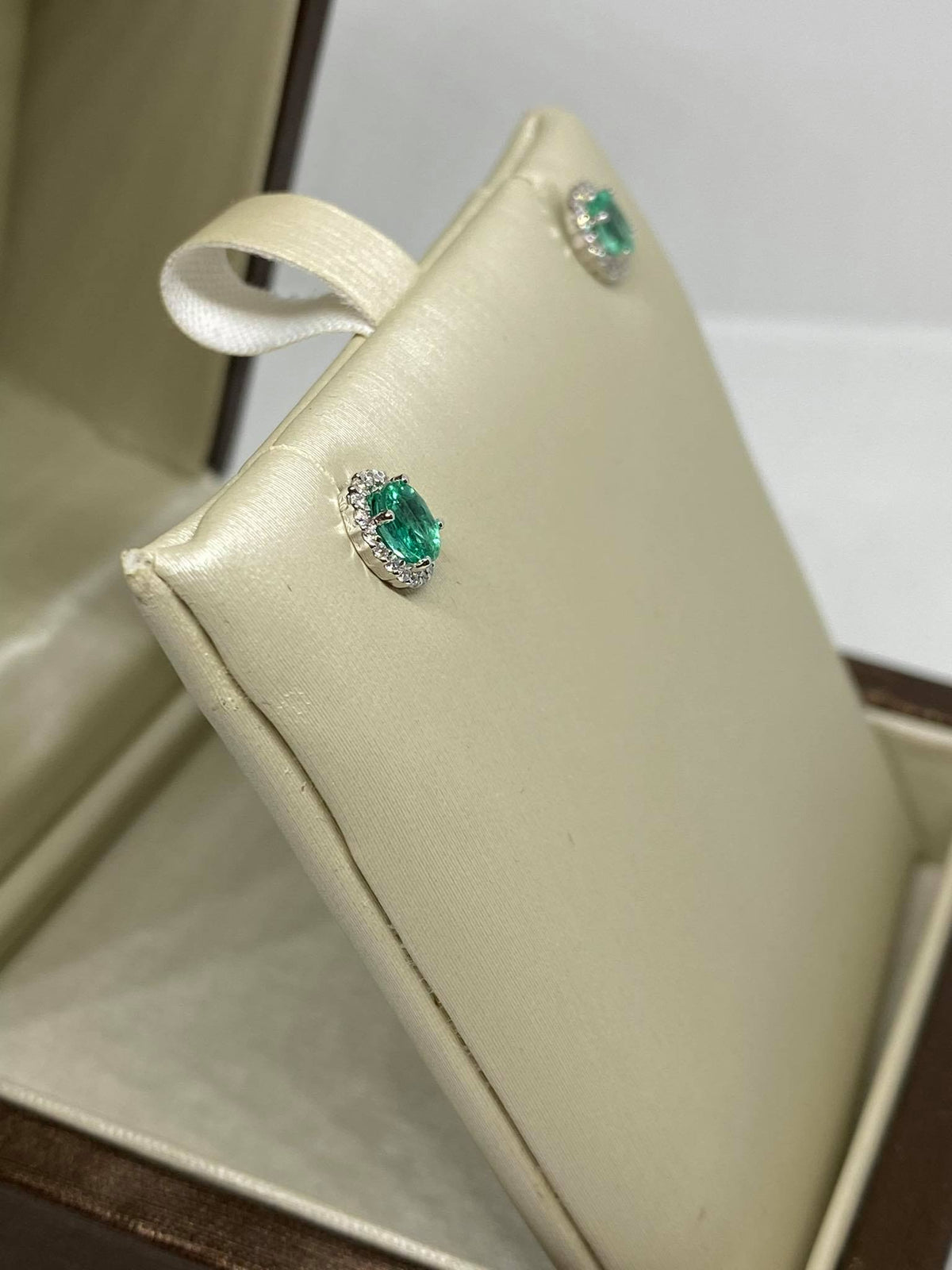 Orecchini Donna Oro 18KT con Smeraldi Ct. 0,70 e Diamanti