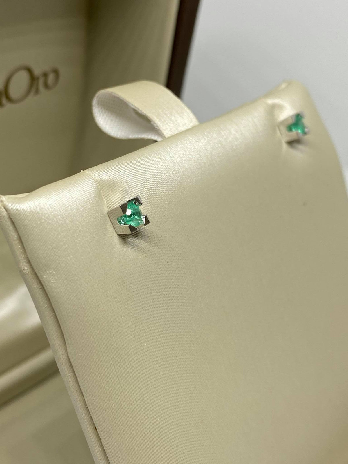 Orecchini Donna Oro 18KT Punto Luce con Smeraldo Ct. 0,32