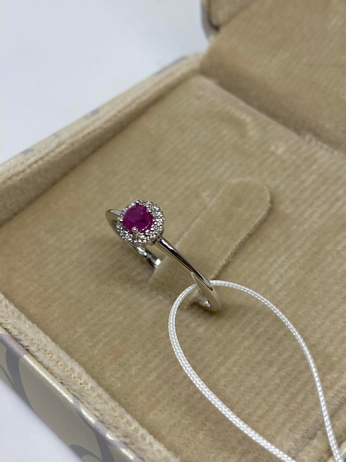 Anello Donna Oro 18KT con Rubino Ct 0.22 e Diamanti